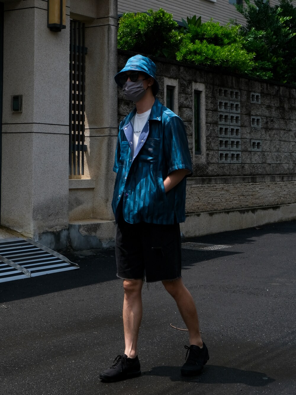 「Taiwan、jacket 、ootd、colorful、streetsnap、menswear、designerbrand、kaikaistyles」｜「KAI KAIの浮影提花幾何漁夫帽 Reflective Jacquard Geometry Bucket Hat（ハット、その他）」を使った、Chen Kai Hsieh's Looksさん（メンズ・173cm）の夏コーディネートの1枚目の写真