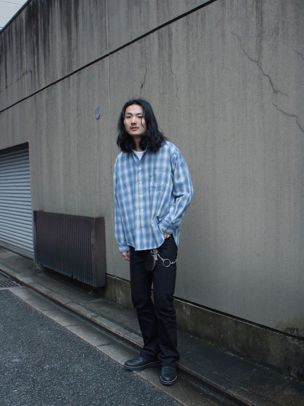 「春服デビュー宣言、オンブレーチェックシャツ、オンブレチェック、シャツスタイル、シャツコーデ﻿、メンズシャツ、シンプルコーデ、休日コーデ、春コーデ、カジュアルコーデ、デニムパンツ、デニム、大人コーデ、ラフ、はるコーデ」｜「CIAOPANICの【2023SSアイテム】オンブレチェックシャツ（シャツ/ブラウス、ブルー系）」を使った、maedaayutoさん（メンズ・180cm）の春コーディネートの1枚目の写真