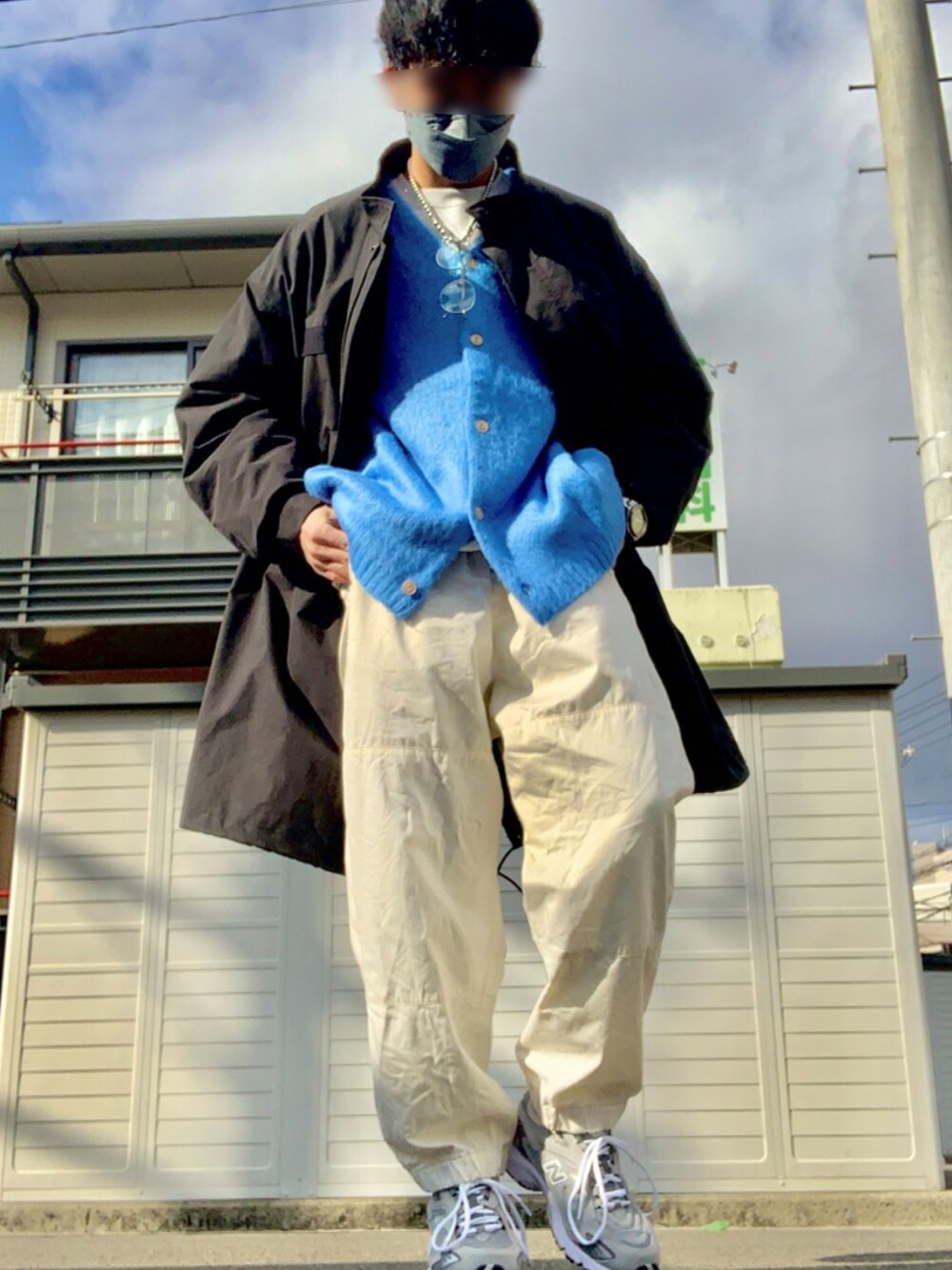 ベージュ系のその他パンツ、グレー系のスニーカー、ブルー系のカーディガン/ボレロを着用したメンズの春コーディネートの1枚目の写真