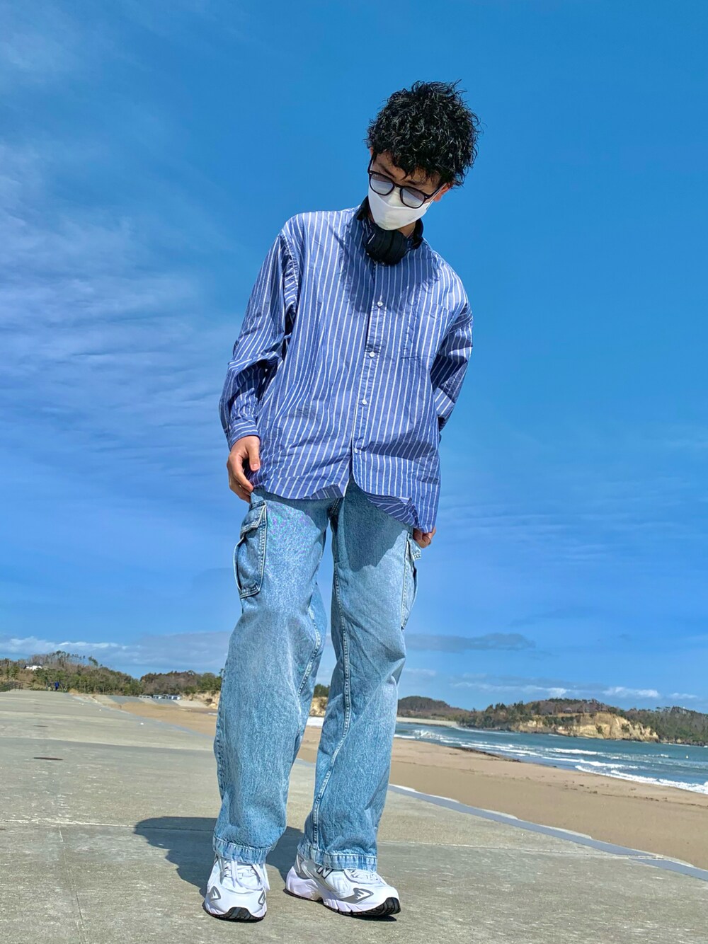 ブルー系のその他パンツ、ホワイト系のスニーカー、ブルー系のシャツ/ブラウスを着用したメンズの春コーディネートの1枚目の写真