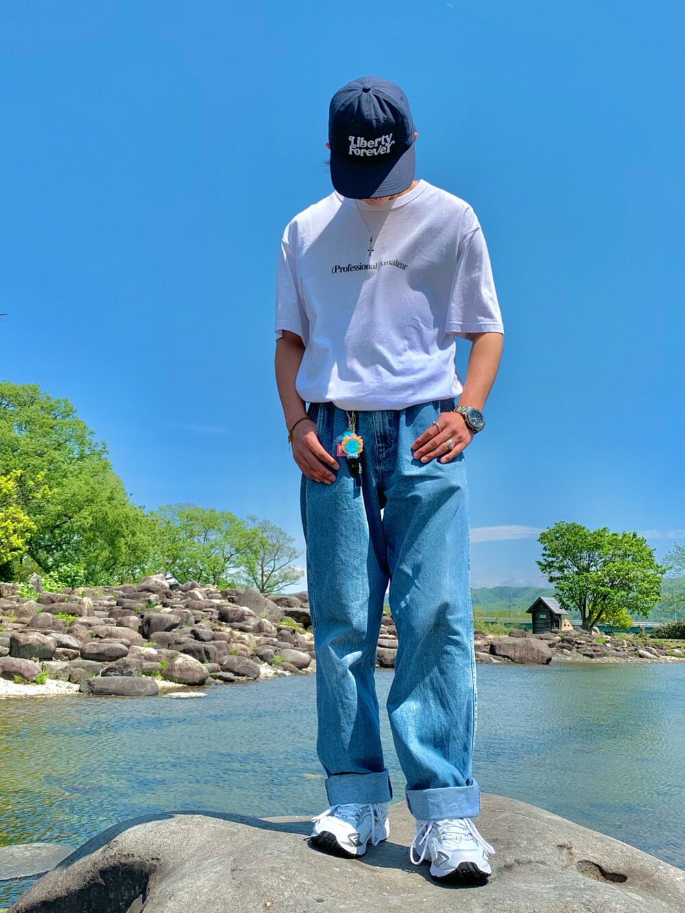 ホワイト系のTシャツ/カットソー、ブルー系のデニムパンツ、ホワイト系のスニーカーを着用したメンズの春コーディネートの1枚目の写真