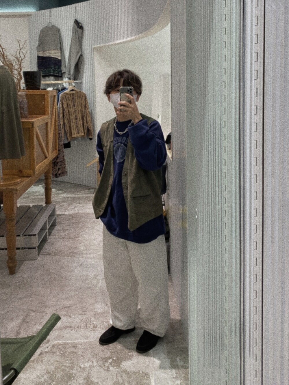 ブラック系のローファー、ホワイト系のその他パンツ、ブルー系のスウェットを着用したメンズの春コーディネートの1枚目の写真