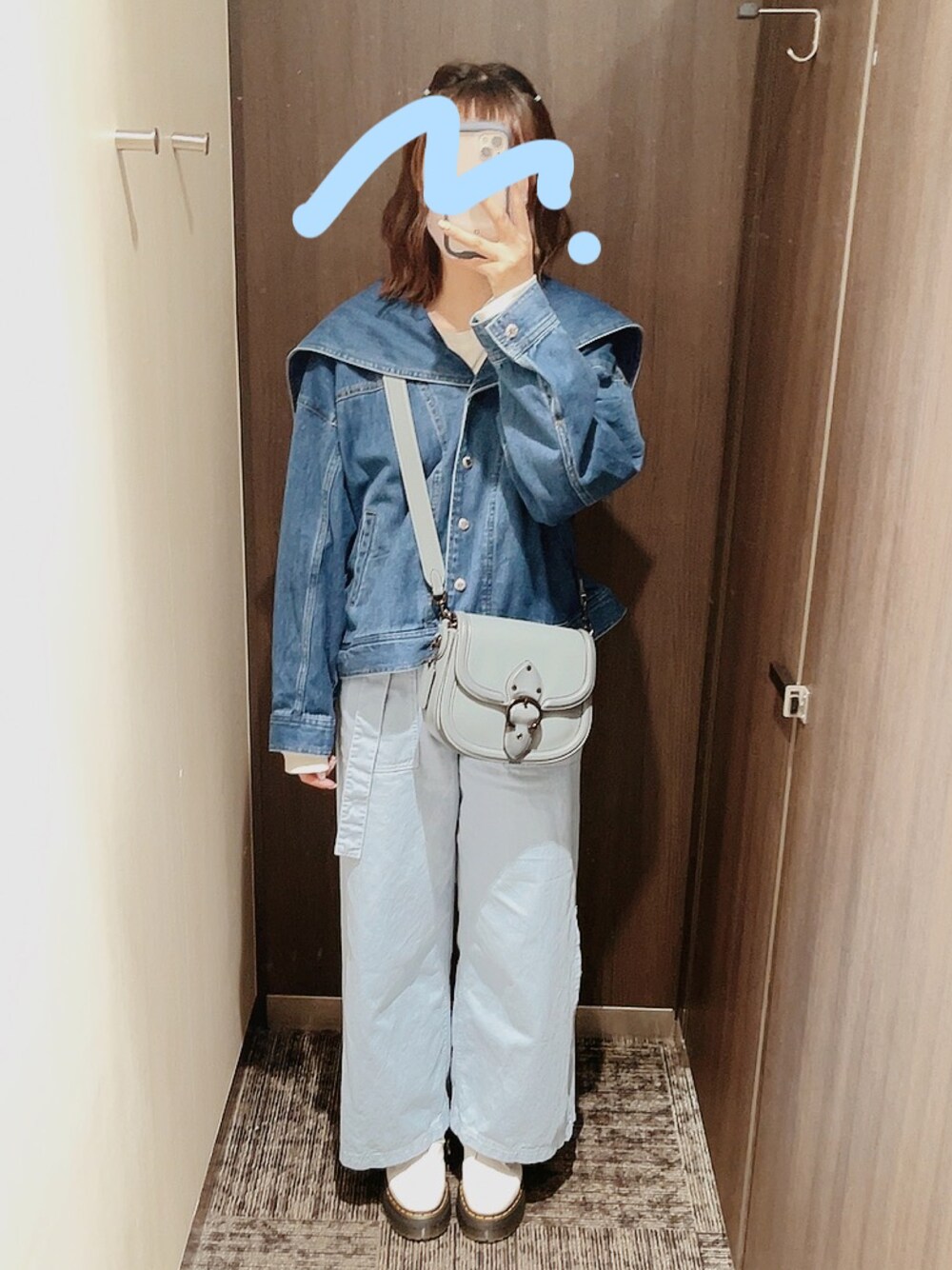 「今日のコーデ、ootd、ブルーコーデ、カジュアルコーデ、春コーデ、デニムジャケット、ショルダーバッグ、ホワイトブーツ、Candy Stripper、Dr.Martens」｜「Candy StripperのBELTED WIDE パンツ（その他パンツ、ブルー系）」を使った、ぴの🍒さん（レディース・165cm）の春コーディネートの1枚目の写真