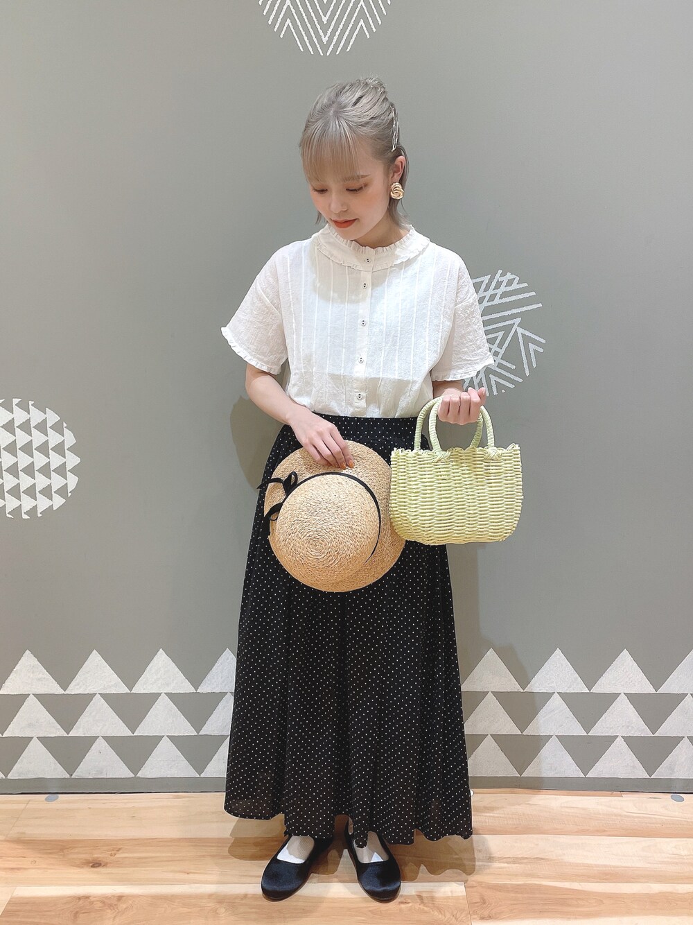 「ブラウス」｜「Samansa Mos2のアイテム（トップス、ホワイト系）」を使った、えぐちさん（レディース・154cm）の春コーディネートの1枚目の写真