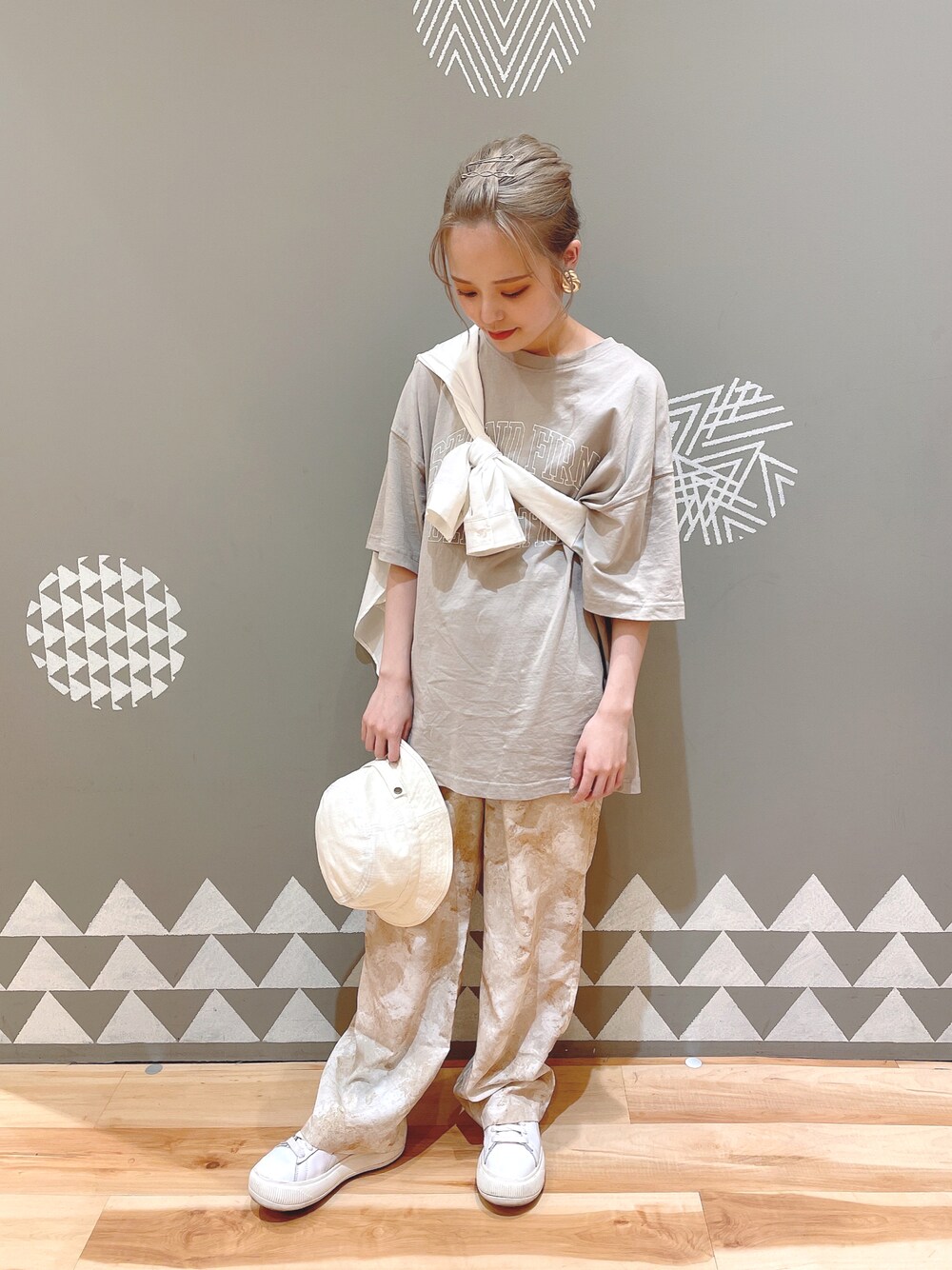 「Samansa Mos2 blueのロゴビッグTシャツ（Tシャツ/カットソー、ブルー系）」を使った、えぐちさん（レディース・154cm）の春コーディネートの1枚目の写真