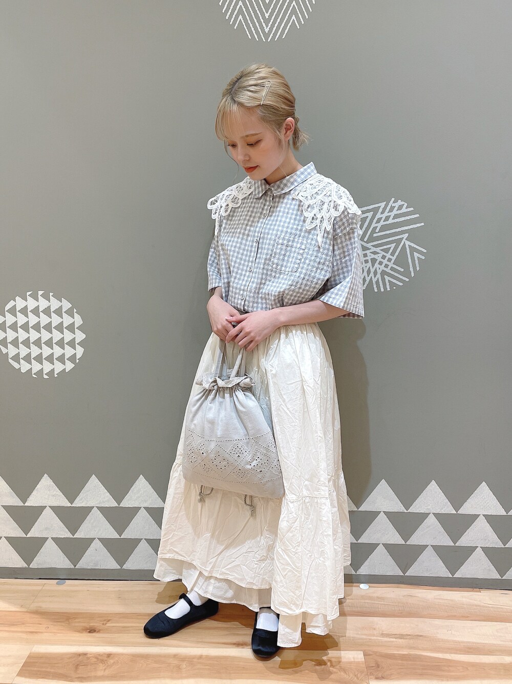 「つけ襟」｜「Samansa Mos2のぽこぽこギンガムチェックシャツ（シャツ/ブラウス、グレー系）」を使った、えぐちさん（レディース・154cm）の春コーディネートの1枚目の写真
