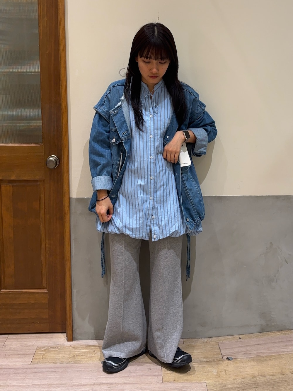 デニムジャケットを使った「ブラウス×デニム」の人気ファッション 