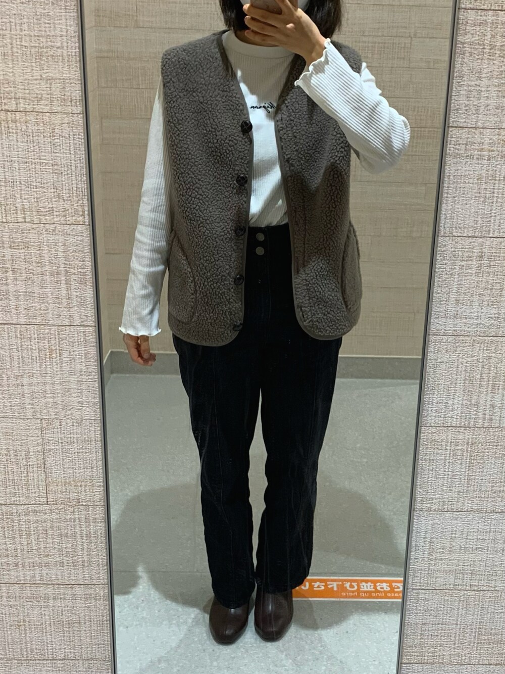 「デニムパンツ、きれいめカジュアル、免許更新コーデ、モフモフ、おしゃれさんと繋がりたい、ショートブーツ、低身長コーデ、私の推しブランド」｜「Honeysのアイテム（デニムパンツ、ブラック系）」を使った、れいちぇる🍐さん（レディース・149cm）の冬コーディネートの1枚目の写真