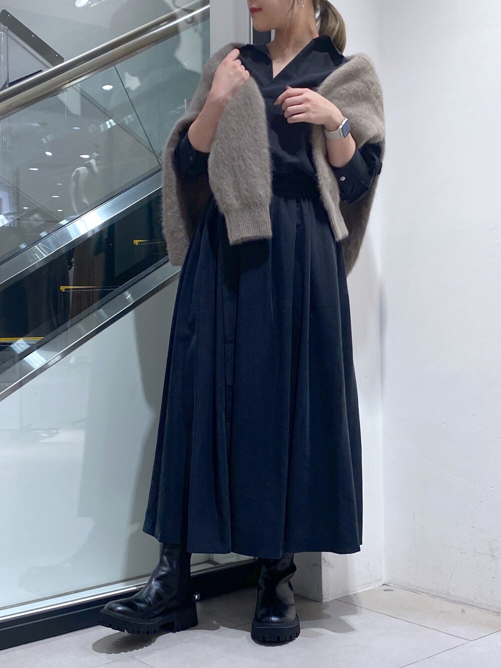 「秋ルック紹介するよ、おしゃれさんと繋がりたい、秋🍁コーデ、オトナカワイイ、秋服準備はじめました、きれいめカジュアル、キレイめ、ワンピース、ワンピーススタイル、ワンピースコーデ、黒ワンピ、フォックスニット、肩掛け、いいね、save、フォローお願いします🤑、相互フォロー」｜「OUVRAGE CLASSEのベルト付きスキッパーワンピース（ワンピース、グリーン系）」を使った、nana.さん（レディース・158cm）の秋コーディネートの1枚目の写真