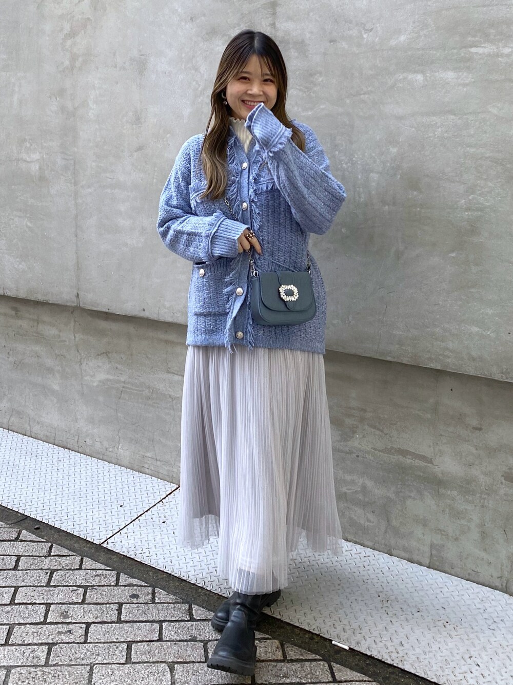 「オトナカジュアル、大人かわいい、冬ファッション、オトナ女子、ラクチンコーデ、今日のコーデ、フリンジ、カーディガン、ニットコーデ、ニットカーディガン、スカート、チュールスカート、いいね、save、フォローお願いします🤑、骨格ストレート、寒色系」｜「natural coutureのカノコ畦編みフリンジ金釦カーディガン（カーディガン/ボレロ、ブルー系）」を使った、nana.さん（レディース・158cm）の冬コーディネートの1枚目の写真