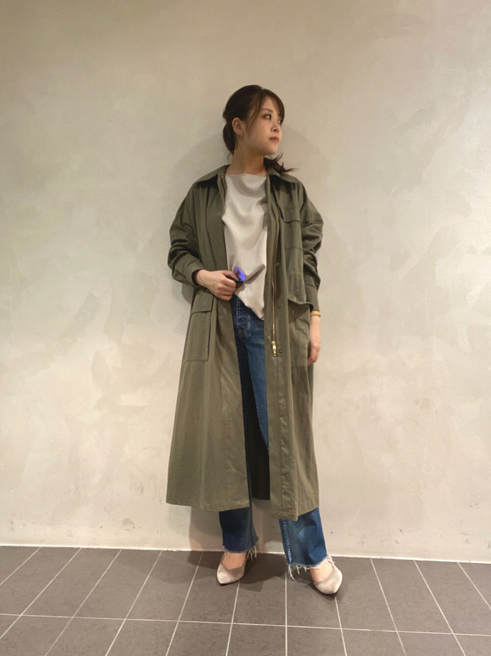 「コート、デニム、アウター、ミリタリー、秋のコーデ、ミリタリーコート、大人コーデ、きれいめカジュアル、秋服、デニムコーデ、今日のコーデ、オトナカジュアル、秋冬コーデ、いいね、save、フォローお願いします🤑、いいね返し」｜「OUVRAGE CLASSEのポンチョブラウス（シャツ/ブラウス、ベージュ系）」を使った、nana.さん（レディース・159cm）の秋コーディネートの1枚目の写真
