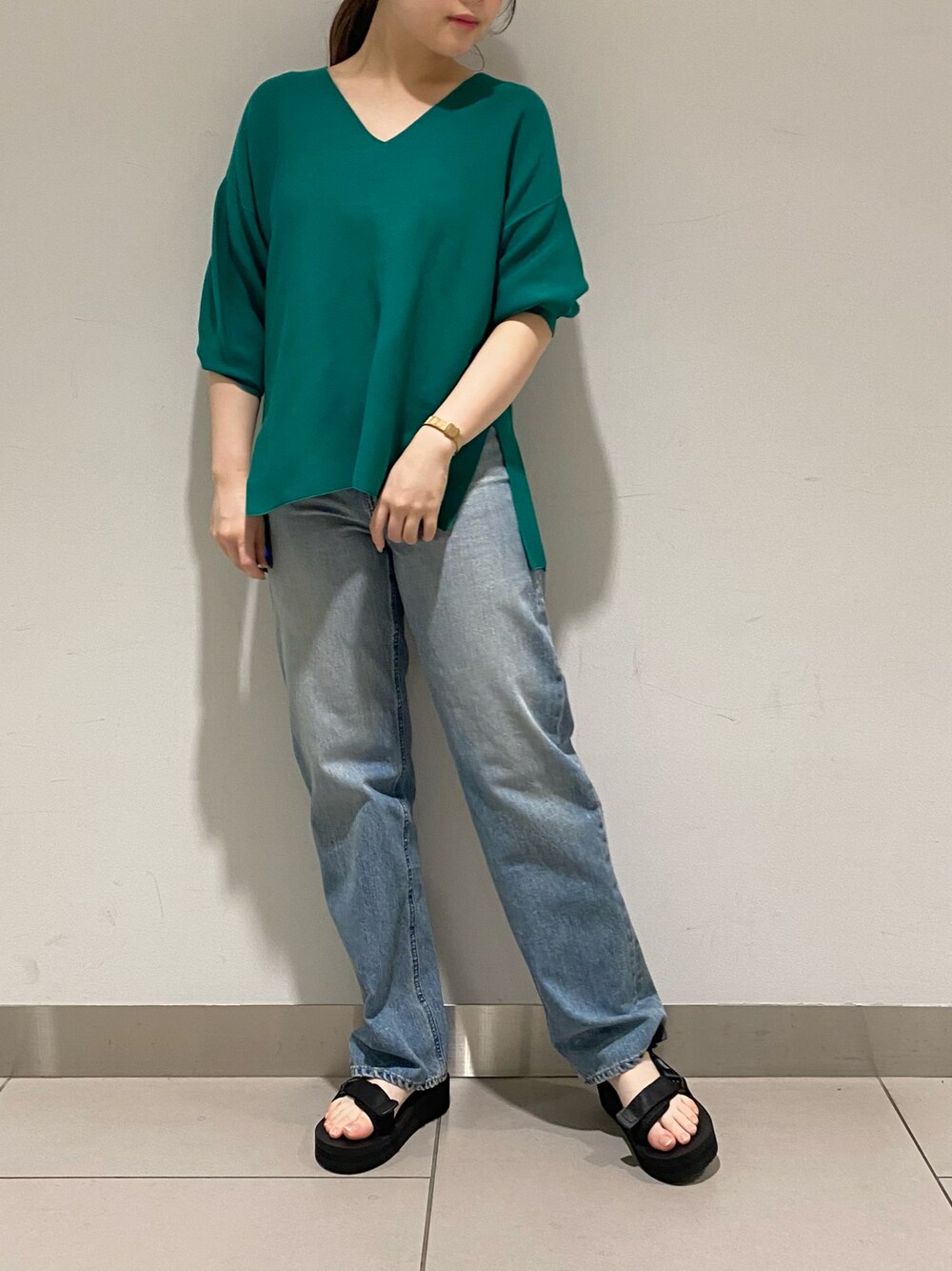 ブルー系のデニムパンツ、ブラック系のニット/セーター、ブラック系のその他シューズを着用したレディースの春コーディネートの1枚目の写真