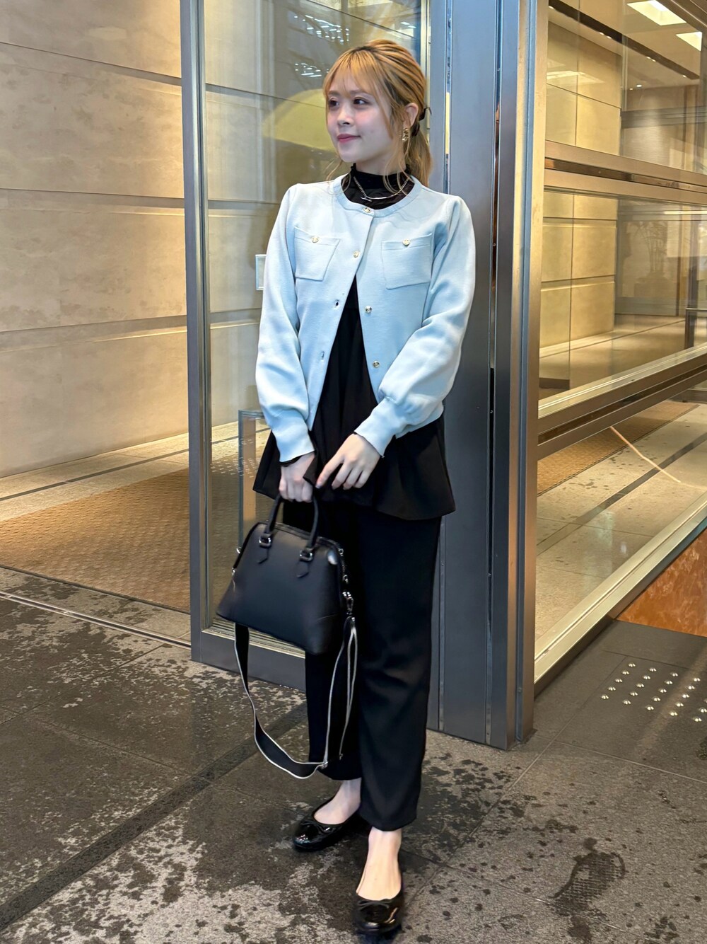 「春ファッション、オトナカジュアル、オトナ女子、ラクチンコーデ、キレイめコーデ、シンプルコーデ、パンツスタイル、春のNewスタイル、オトナカワイイ、レディースファッション、カラーカーディガン、カーディガン、きれいめカジュアル、いいね、save、フォローお願いします🤑、春コーデ」｜「natural coutureのポリニット金釦ポケ付きカーディガン（カーディガン/ボレロ、ブルー系）」を使った、nana.さん（レディース・158cm）の春コーディネートの1枚目の写真
