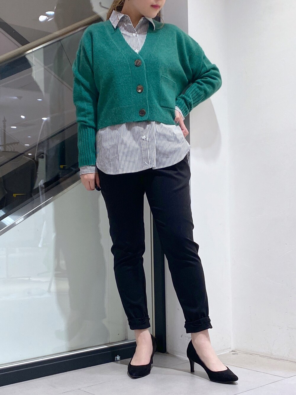 「オトナ女子、カジュアル、秋コーデ、秋冬コーデ、きれいめカジュアル、大人かわいい、秋服、おしゃれさんと繋がりたい、パンツスタイル、ストライプ、ストライプシャツ、シャツスタイル、テーパードパンツ、いいね、save、フォローお願いします🤑、相互フォロー」｜「OUVRAGE CLASSEの裾ねじりパンツ（その他パンツ、ベージュ系）」を使った、nana.さん（レディース・158cm）の秋コーディネートの1枚目の写真