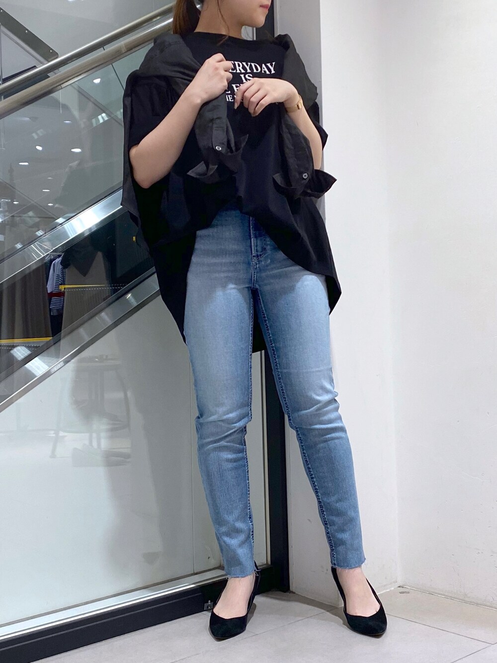 ブルー系のデニムパンツ、ホワイト系のTシャツ/カットソー、ベージュ系のシャツ/ブラウスを着用したレディースの夏コーディネートの1枚目の写真