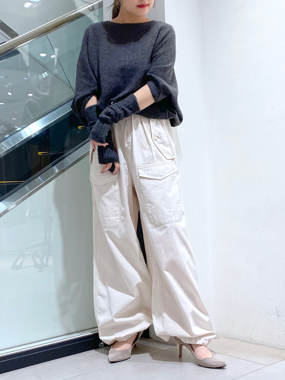 「秋のコーデ、秋ルック紹介するよ、オトナカジュアル、おしゃれさんと繋がりたい、今日のコーデ、秋、オトナ女子、カジュアルコーデ、アームウォーマー、アームカバー、TICCA、カーゴパンツ、いいね、save、フォローお願いします🤑、相互フォロー、ニットポンチョ」｜「TICCAの【TICCA/ティッカ】カーゴパンツ（カーゴパンツ、ホワイト系）」を使った、nana.さん（レディース・158cm）の秋コーディネートの1枚目の写真