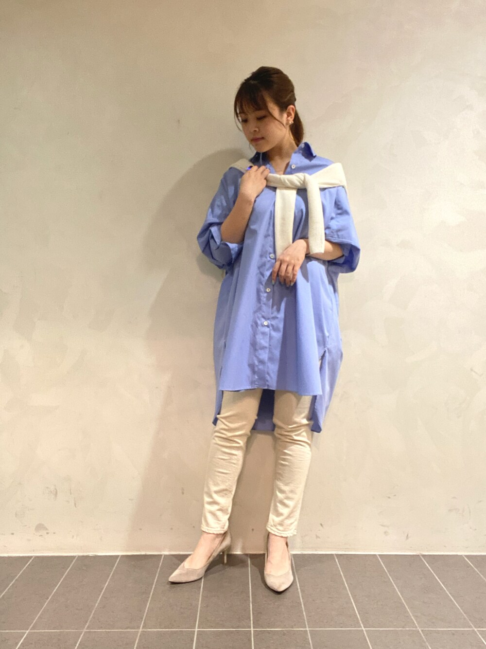 ブルー系のシャツ/ブラウス、ホワイト系のデニムパンツを着用したレディースの夏コーディネートの1枚目の写真