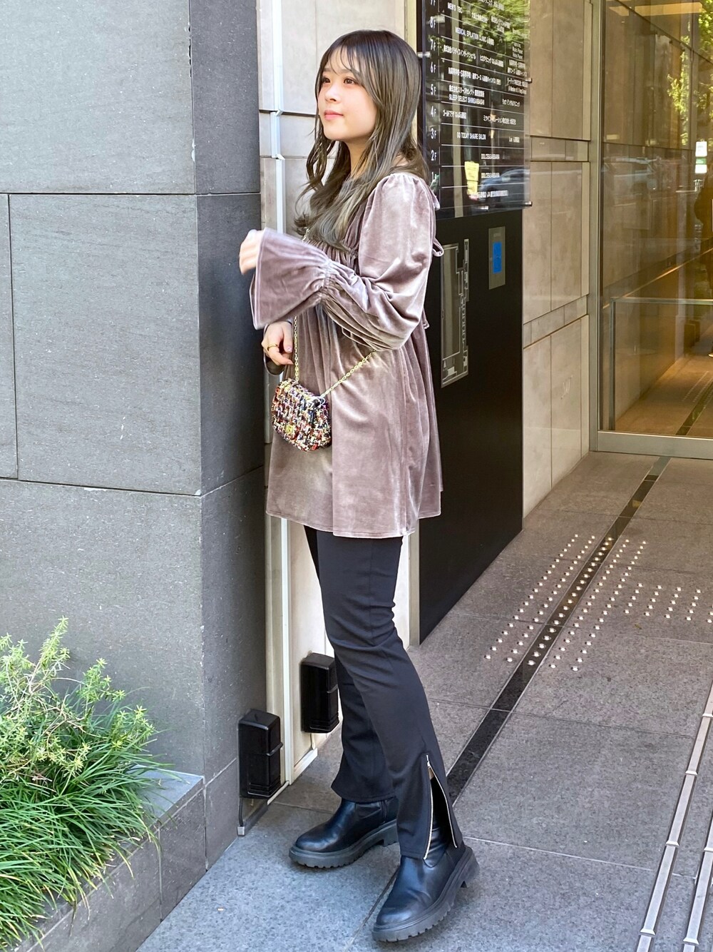 「ファッションを楽しもう、秋のコーデ、大人コーデ、お洒落さんとつながりたい、秋冬コーデ、いいね、save、フォローお願いします🤑、今日のコーデ、大人女子、オトナカジュアル、ベロア、チュニック、パンツスタイル、パンツコーデ、ベロアトップス、オトナ女子」｜「natural coutureのTCポンチ裏起毛スキニーパンツ（その他パンツ、ブラック系）」を使った、nana.さん（レディース・158cm）の秋コーディネートの1枚目の写真