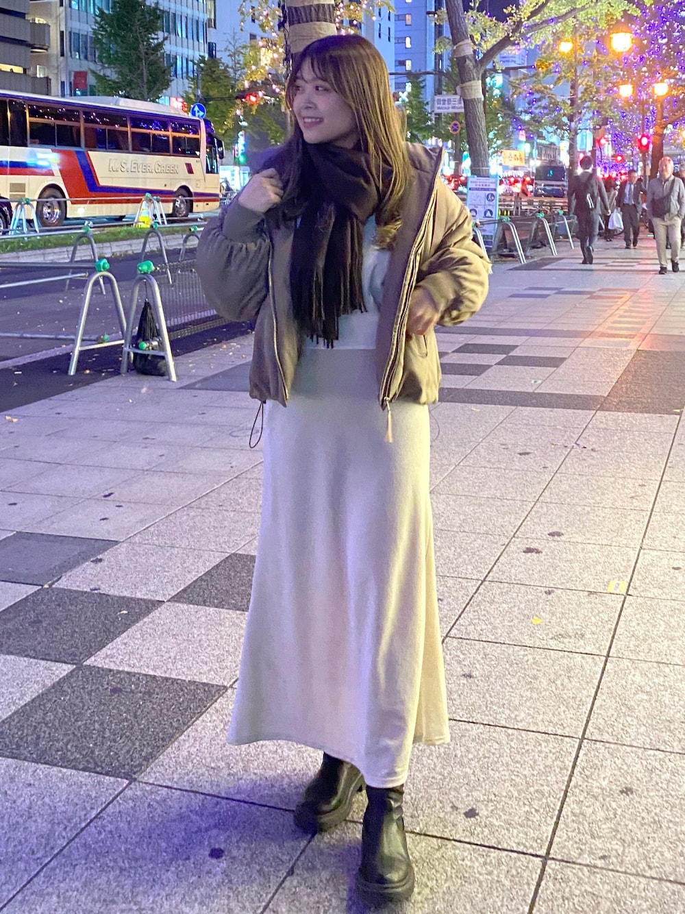「オトナカジュアル、大人かわいい、冬ファッション、オトナ女子、今日のコーデ、ファッションを楽しもう、冬、ダウンジャケット、ダウン、マフラー、マフラーコーデ、きれいめカジュアル、オトナカワイイ、いいね、save、フォローお願いします🤑、スカート」｜「natural coutureのビジュー×パールショート丈裏起毛プルオーバー（Tシャツ/カットソー、ブラック系）」を使った、nana.さん（レディース・158cm）の冬コーディネートの1枚目の写真