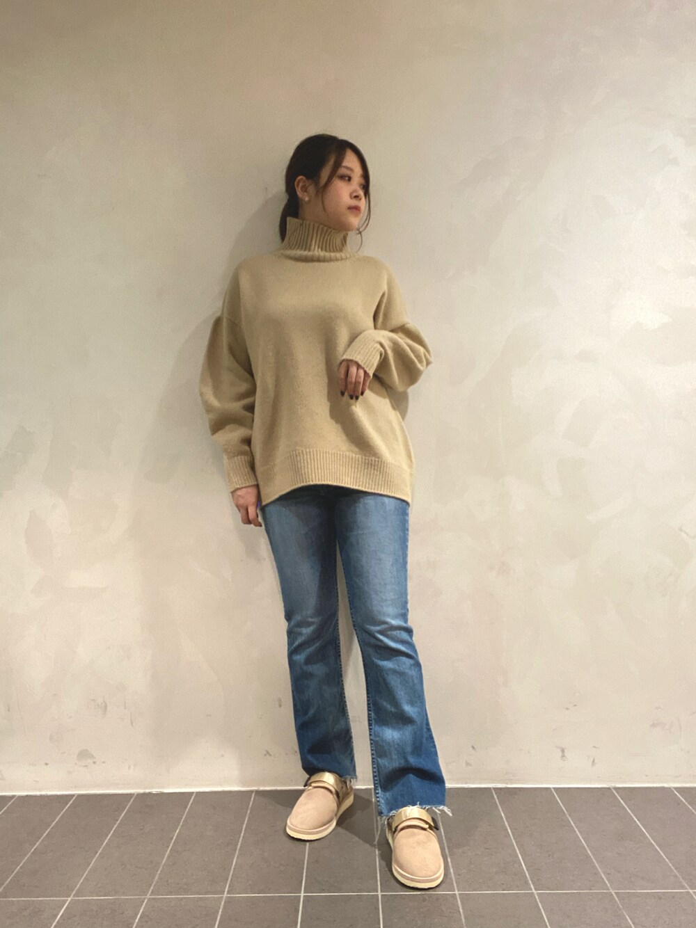 「ニット、デニム、冬コーデ、大人カジュアル、デニムパンツ、ウールニット、ブーツカットパンツ、パンツスタイル、ベージュコーデ、デニムコーデ、スイコック、suicoke、秋冬コーデ、いいね、save、フォローお願いします🤑、いいね返し」｜「YANUKの【YANUK／ヤヌーク】ブーツカットデニムパンツ（デニムパンツ、ブルー系）」を使った、nana.さん（レディース・159cm）の冬コーディネートの1枚目の写真