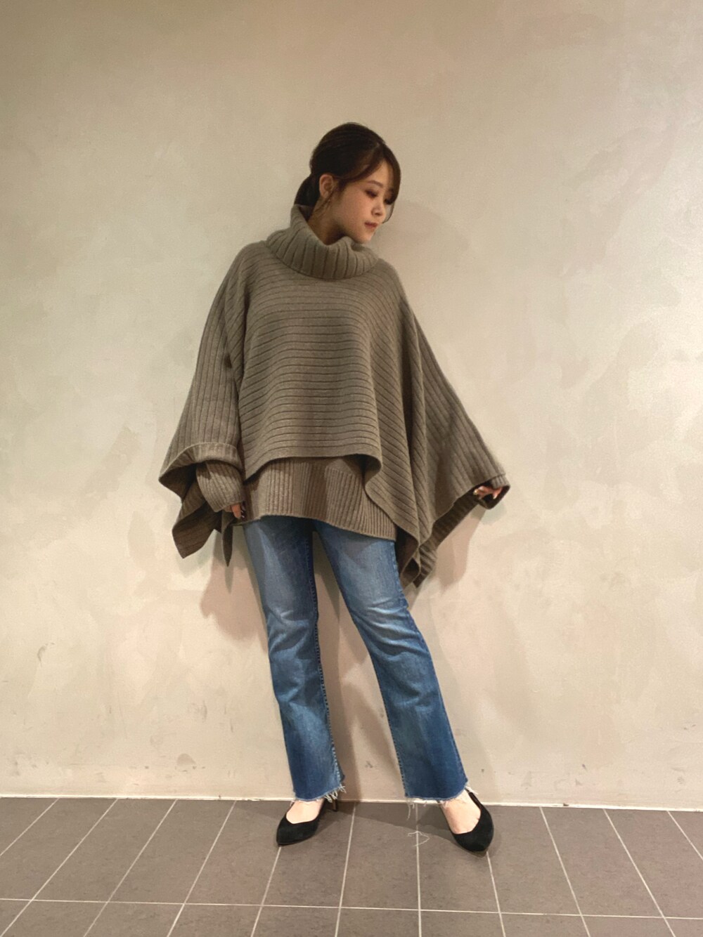 ブルー系のデニムパンツ、ベージュ系のニット/セーター、ベージュ系のニット/セーターを着用したレディースの秋コーディネートの1枚目の写真