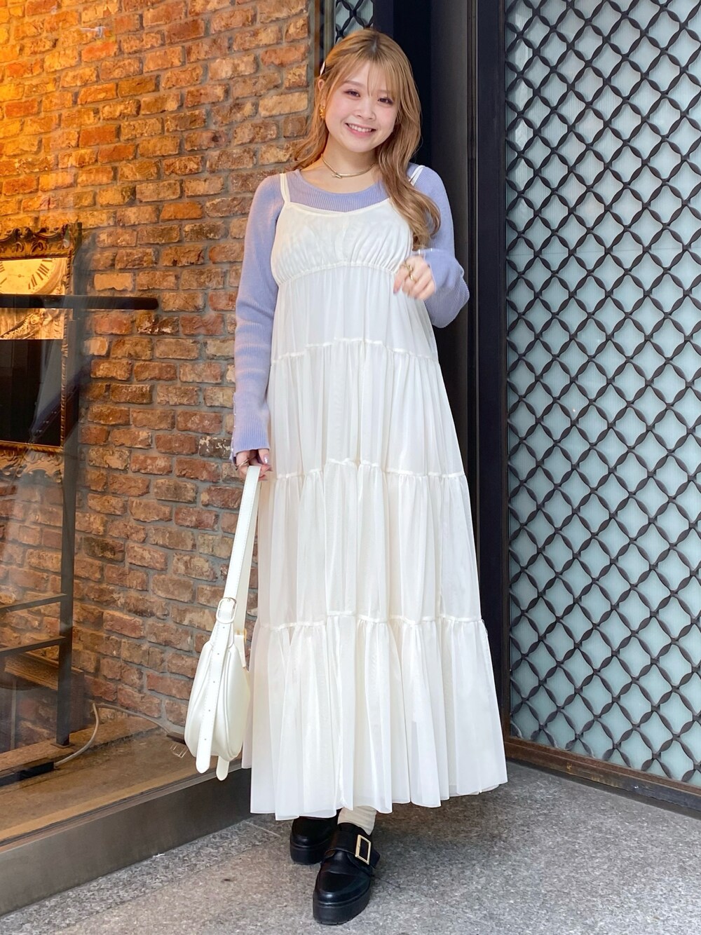 「大人カジュアル、春、大人かわいい、大人女子、春カラー、ゆるコーデ、きれいめカジュアル、大人可愛い、チュールワンピ、キャミワンピ、キャミワンピース、キャミワンピコーデ、リブニット、いいね、save、フォローお願いします🤑、春コーデ」｜「natural coutureのチュールティアードキャミワンピース（ワンピース、ホワイト系）」を使った、nana.さん（レディース・158cm）の冬コーディネートの1枚目の写真