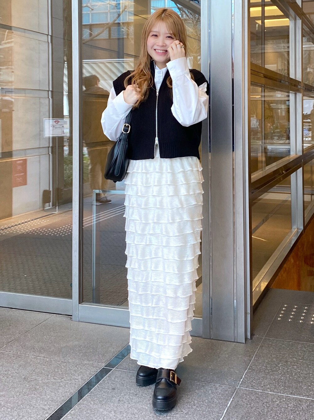 「大人カジュアル、春、大人かわいい、休日スタイル、大人女子、ブラックコーデ、きれいめカジュアル、大人可愛い、モノトーン、ニットベスト、ニットベスト×シャツ、骨格ストレート、フリルスカート、いいね、save、フォローお願いします🤑、ベスト」｜「natural coutureのフリルレースカットソースカート（スカート、ブラック系）」を使った、nana.さん（レディース・158cm）の冬コーディネートの1枚目の写真