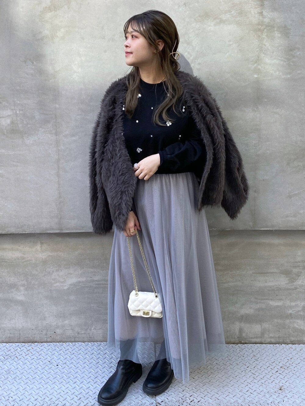 「秋のコーデ、ファッションを楽しもう、大人コーデ、ootd、秋冬コーデ、いいね、save、フォローお願いします🤑、今日のコーデ、大人女子、きれいめカジュアル、フェザー、フェザーニット、カーディガン、スカート、チュールスカート、オトナカジュアル」｜「natural coutureのキルティングチェーンミニバッグ（ショルダーバッグ、ホワイト系）」を使った、nana.さん（レディース・158cm）の秋コーディネートの1枚目の写真