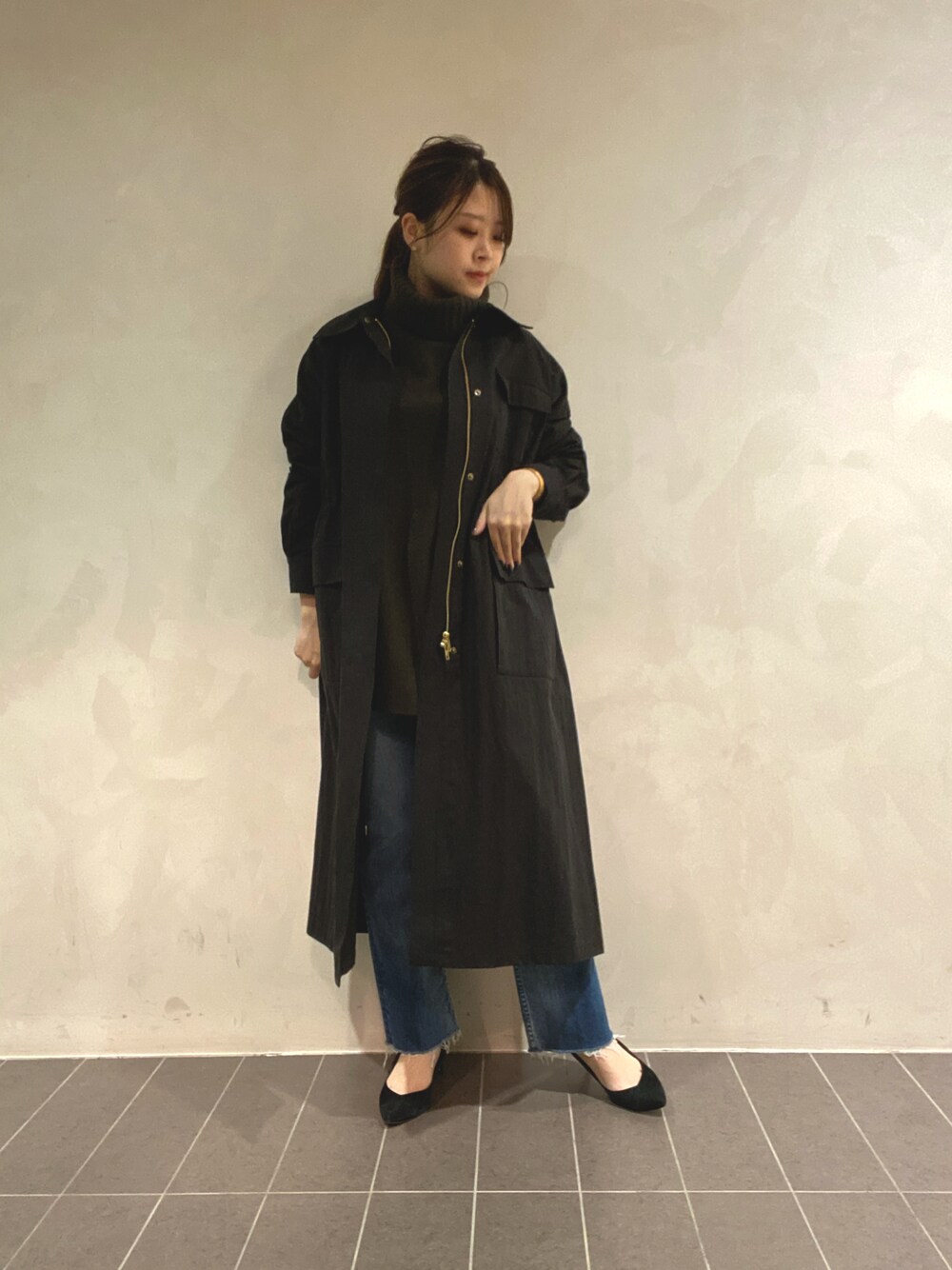 「ニット、デニム、パンツ、タートルネック、大人カジュアル、デニムパンツ、ヤヌーク、ウールニット、タートルネックニット、ブーツカットパンツ、パンツスタイル、ニットコーデ、ウールカシミヤ、いいね、save、フォローお願いします🤑、いいね返し」｜「OUVRAGE CLASSEのミリタリーボリュームコート（モッズコート、ブラック系）」を使った、nana.さん（レディース・159cm）の冬コーディネートの1枚目の写真