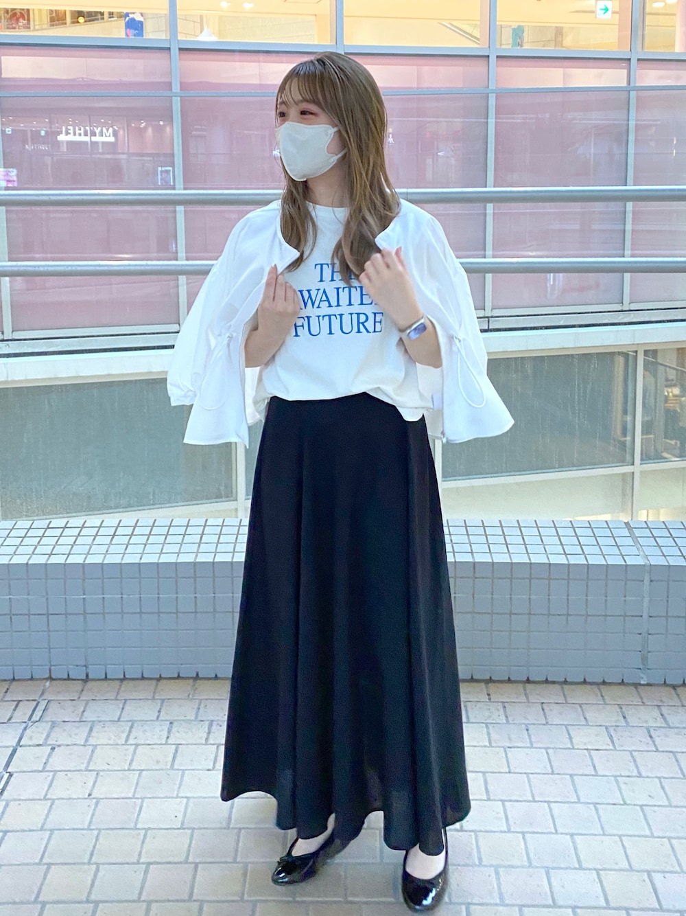 「みんなの白Tフェス、夏コーデ、ラクチンコーデ、今日のコーデ、オトナカジュアル、お洒落さんとつながりたい、カジュアルコーデ、大人カジュアル、夏ファッション、Tシャツ、ロゴT、スカート、ロングスカート、ブルゾン、いいね、save、フォローお願いします🤑」｜「natural coutureの綿麻ハイウエストサーキュラースカート（スカート、ブラック系）」を使った、nana.さん（レディース・158cm）の夏コーディネートの1枚目の写真