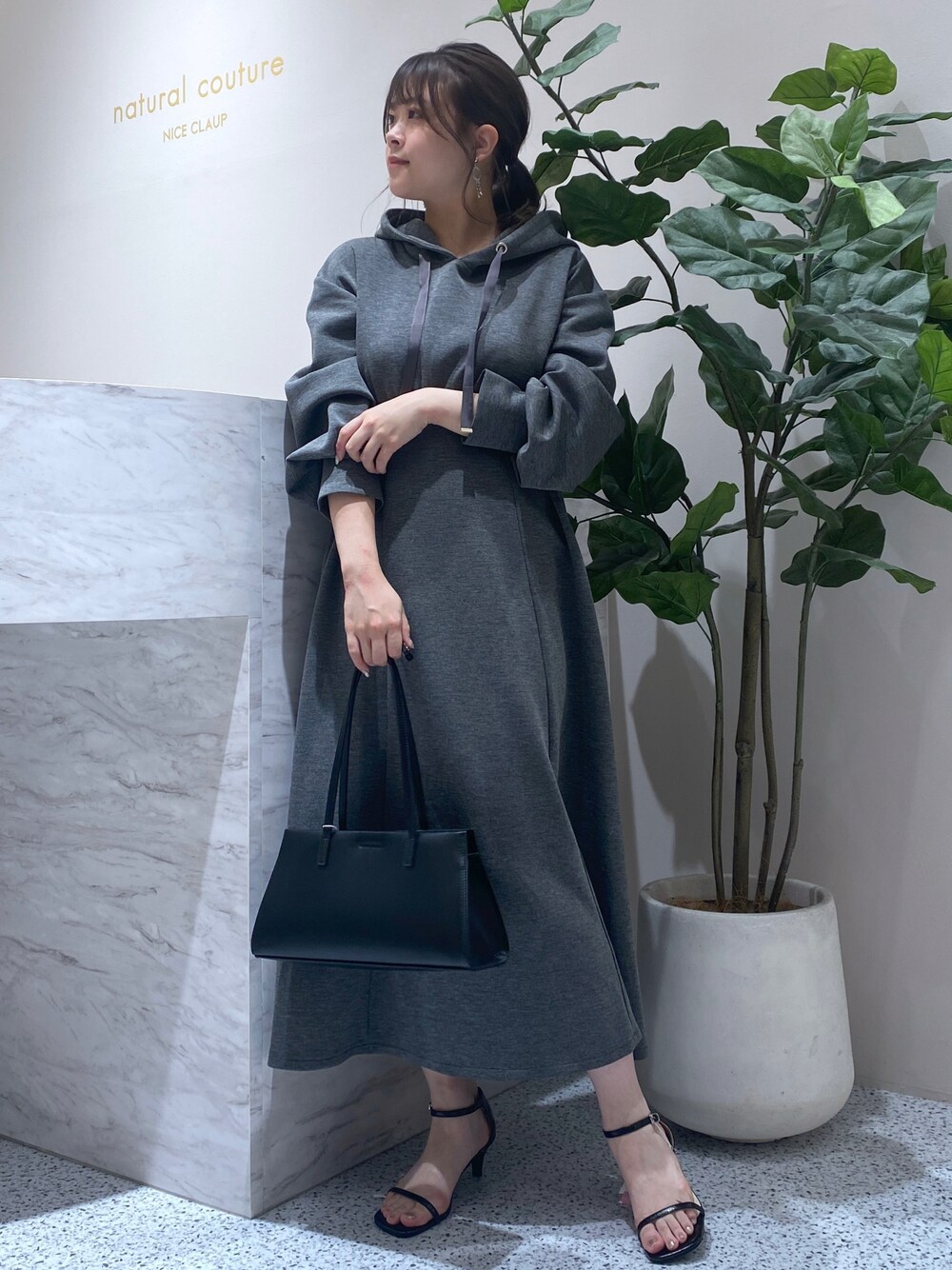 「大人カジュアル、ゆるコーデ、ootd、秋コーデ、秋服準備はじめました、大人かわいい、パーカー、パーカーワンピース、ワンピース、ワンピーススタイル、ロングワンピース、カジュアル、カジュアルスタイル、パーカーワンピ、いいね返し」｜「natural coutureのガラス横長肩入れトートバッグ（ショルダーバッグ、ホワイト系）」を使った、nana.さん（レディース・158cm）の夏コーディネートの1枚目の写真