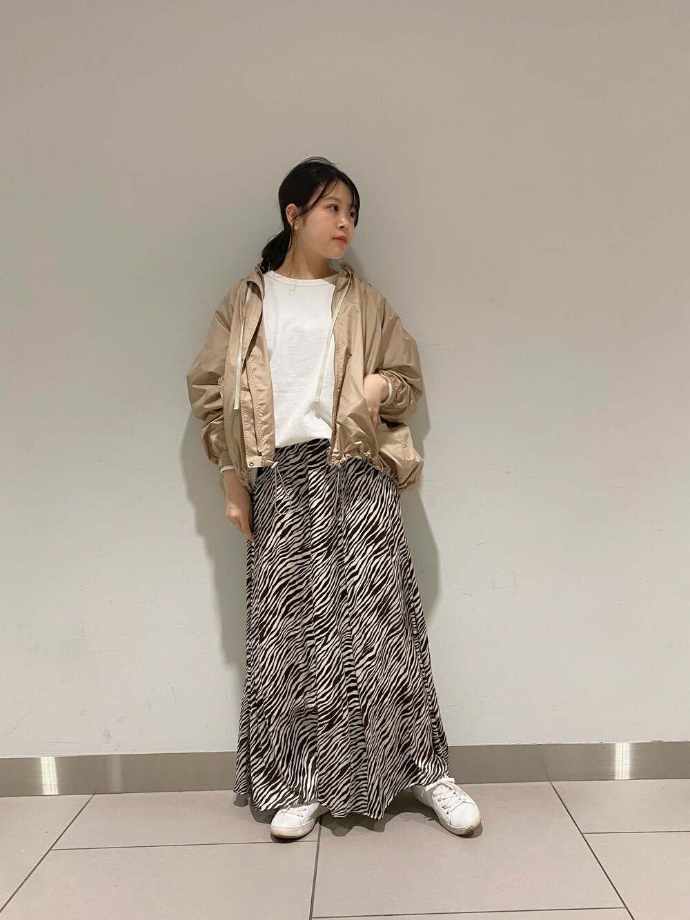「カジュアルコーデ、春服みてみて、春色、ootd、おしゃれさんと繋がりたい、シンプルコーデ、スニーカー、大人コーデ、マウンテンパーカー、カジュアル、大人カジュアル、オトナカジュアル、スニーカーコーデ、いいね、save、フォローお願いします🤑、TICCA」｜「OUVRAGE CLASSEのアイテム（スカート、ホワイト系）」を使った、nana.さん（レディース・158cm）の春コーディネートの1枚目の写真