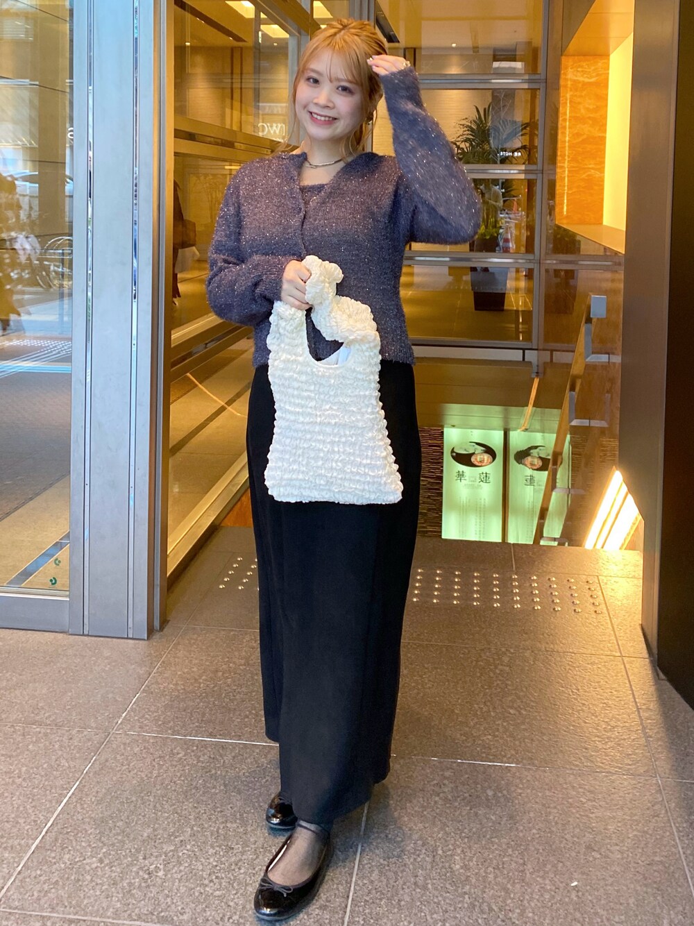 「大人カジュアル、休日スタイル、モノトーンコーデ、きれいめコーディネート、オトナカワイイ、大人女子、キレイめ、カーディガンコーデ、春服、グレー、ビスチェ、ラメニット、いいね、save、フォローお願いします🤑、骨格ストレート、タイトスカート」｜「natural coutureのラメファンシーヤーン前後2WAYカーディガン（カーディガン/ボレロ、ピンク系）」を使った、nana.さん（レディース・158cm）の冬コーディネートの1枚目の写真