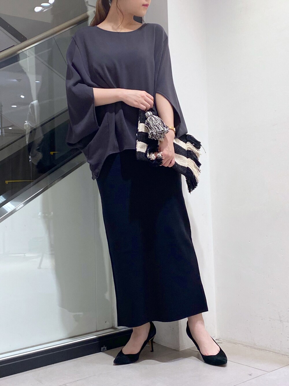 「カジュアルコーデ、今日のコーデ、大人かわいい、秋先取りコーデ、オトナ女子、秋コーデ、スカートコーデ、ロングスカート、きれいめ、タイトスカート、ポンチョ、ブラウス、ニットタイトスカート、いいね、save、フォローお願いします🤑、相互フォロー」｜「OUVRAGE CLASSEの【Swaraj/スワラージ】クラッチバック（クラッチバッグ、ブラック系）」を使った、nana.さん（レディース・158cm）の夏コーディネートの1枚目の写真