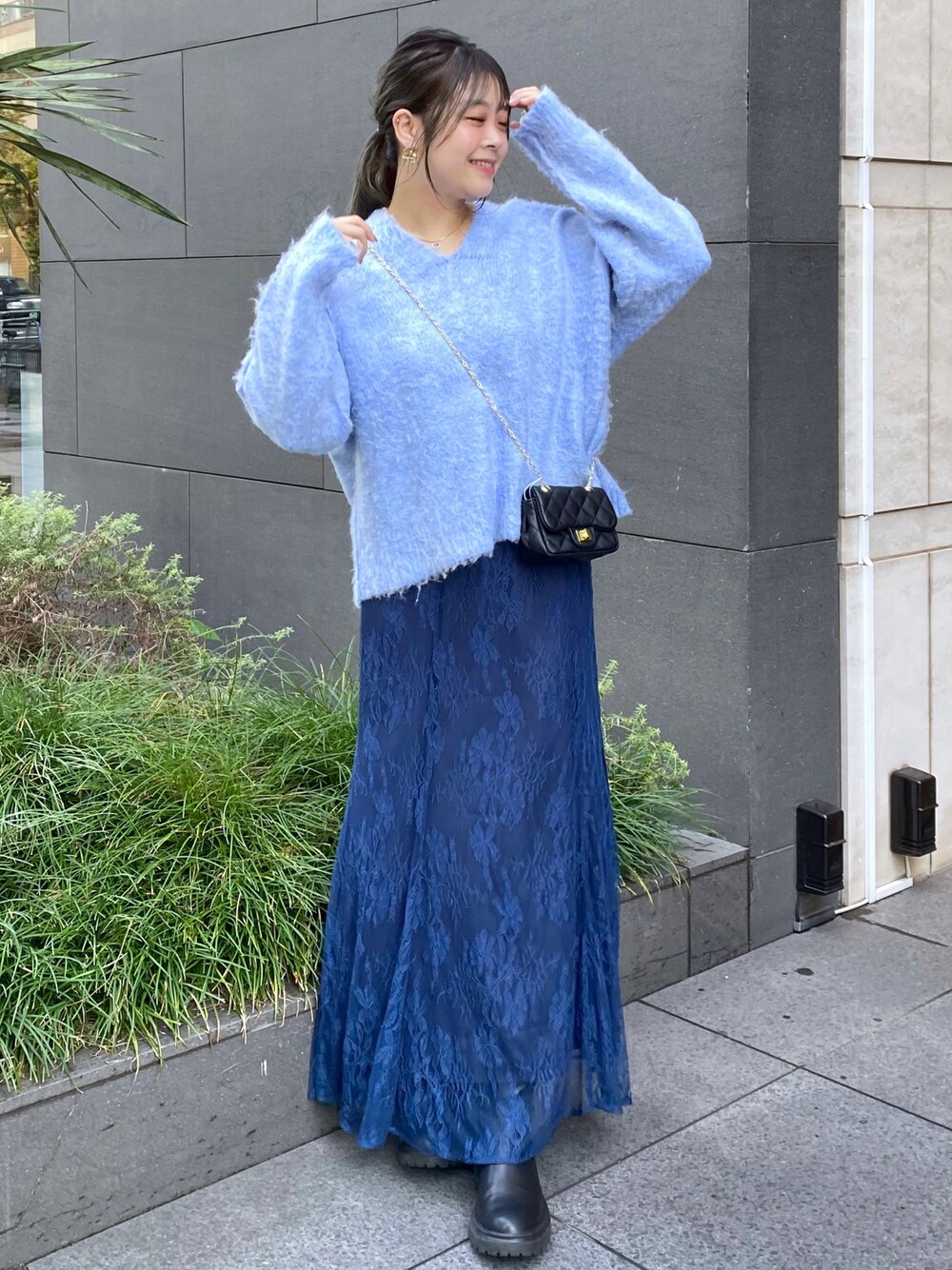 「ファッションを楽しもう、休日スタイル、オトナカジュアル、秋冬、シンプル、お出かけコーデ、大人かわいい、大人女子、秋のコーデ、ブルーコーデ、寒色コーデ、いいね、save、フォローお願いします🤑、冬コーデ、骨格ストレート、カジュアルコーデ」｜「natural coutureのosono長さ変えれるレーススカート（スカート、ホワイト系）」を使った、nana.さん（レディース・158cm）の秋コーディネートの1枚目の写真