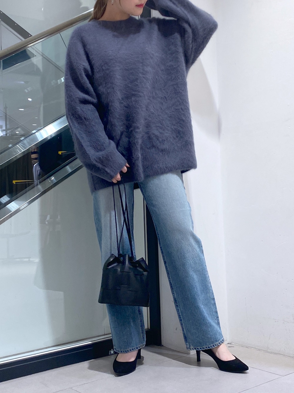 「シンプルコーデ、秋冬コーデ、大人カジュアル、おしゃれさんと繋がりたい、ootd、今日のコーデ、カジュアルコーデ、あったかコーデ、オーバーサイズ、いいね、save、フォローお願いします🤑、フォックスニット、フォックスファー、デニム、YANUK、相互フォロー」｜「YANUKの【YANUK/ヤヌーク】Trick Really Light LEA-TVS（デニムパンツ、ブルー系）」を使った、nana.さん（レディース・158cm）の秋コーディネートの1枚目の写真