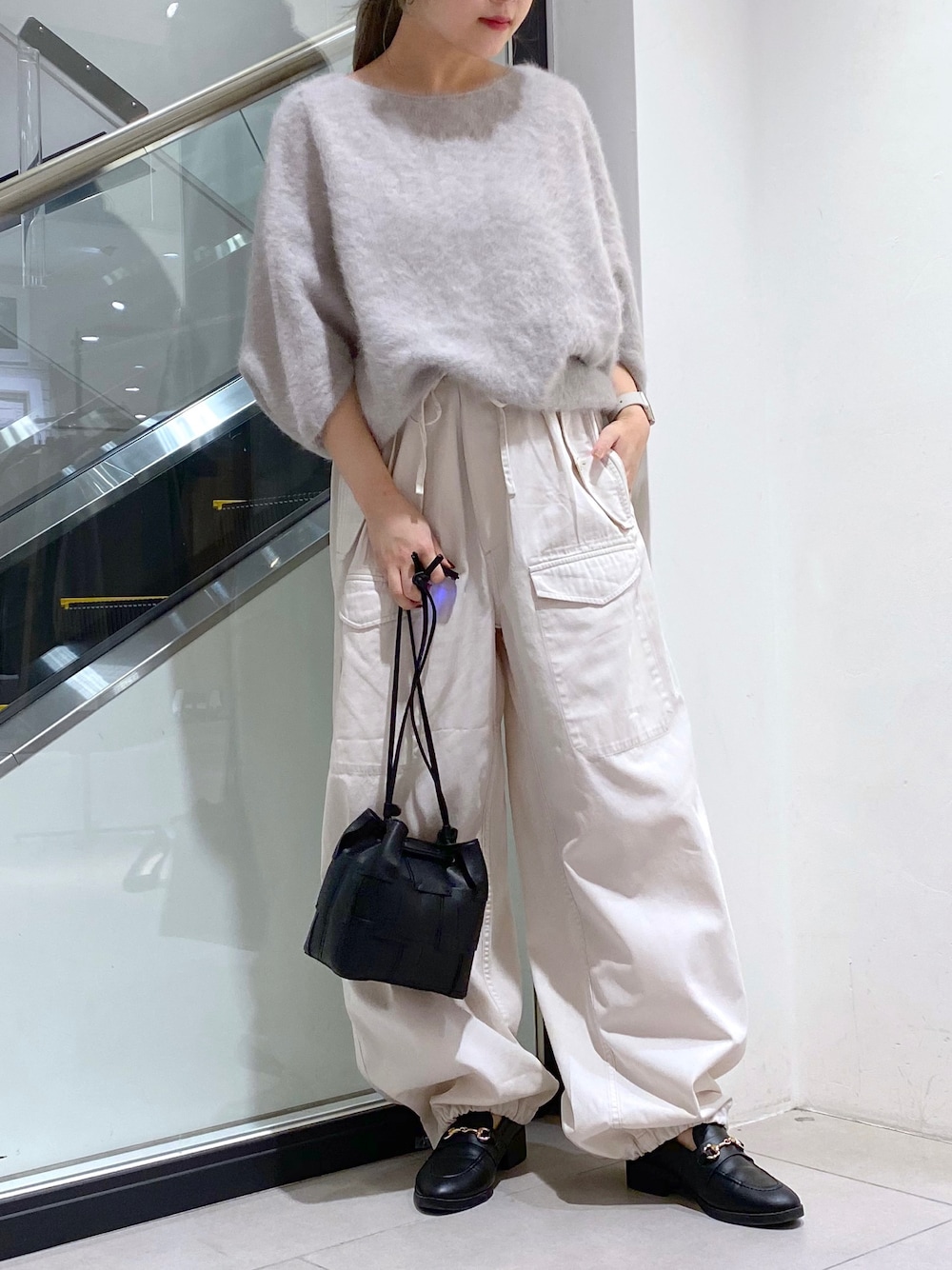 「シンプルコーデ、大人カジュアル、秋冬コーデ、秋コーデ、オトナ女子、カジュアルコーデ、きれいめカジュアル、ワントーンコーデ、ワントーン、ワントーンスタイル、フォックスニット、ニット、ポンチョ、カーゴパンツ、TICCA」｜「TICCAの【TICCA/ティッカ】カーゴパンツ（カーゴパンツ、ホワイト系）」を使った、nana.さん（レディース・158cm）の秋コーディネートの1枚目の写真