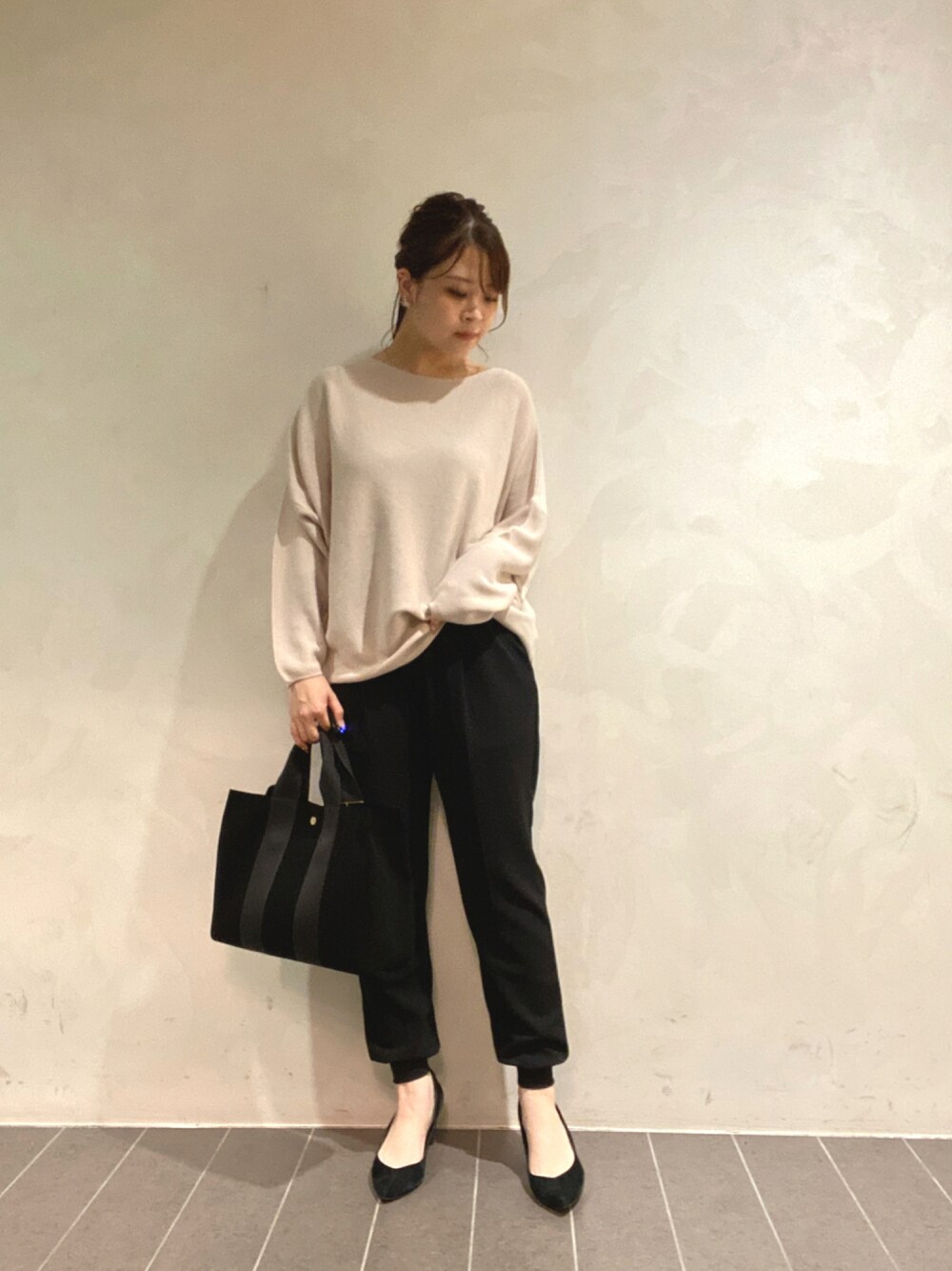 「秋のコーデ、大人コーデ、きれいめカジュアル、パンツスタイル、秋服、楽チンコーデ、パンツコーデ、ジョガーパンツ、今日のコーデ、オトナカジュアル、VIOLA d'ORO、ジョグパンツ、ヴィオラドーロ、いいね、save、フォローお願いします🤑、いいね返し」｜「OUVRAGE CLASSEのジョグパンツ（スラックス、ブラック系）」を使った、nana.さん（レディース・159cm）の秋コーディネートの1枚目の写真