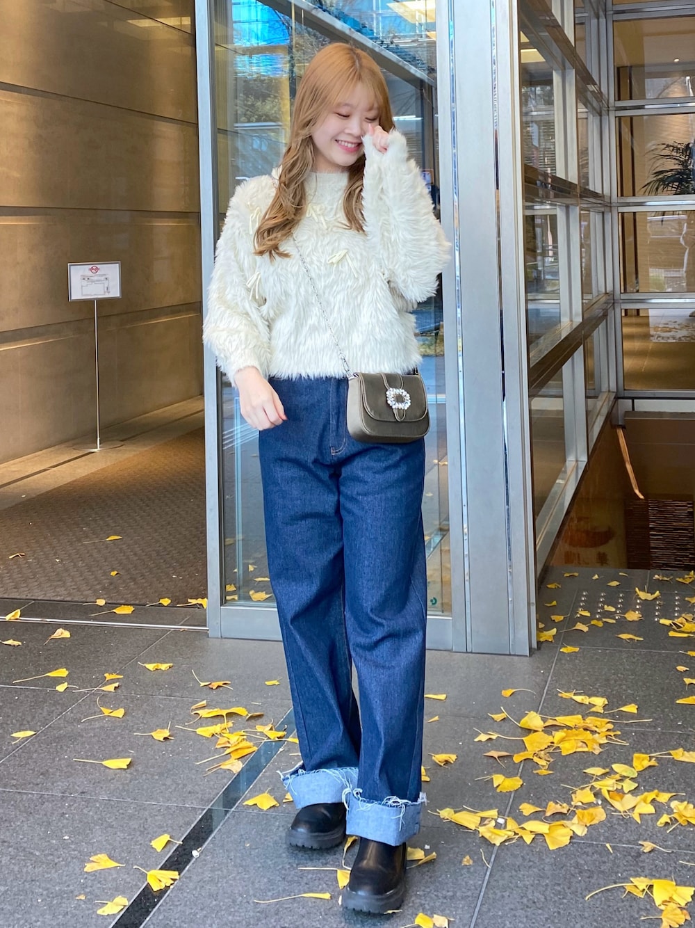 「シンプル、大人女子、大人かわいい、今日のコーデ、冬服、お洒落さんとつながりたい、冬コーデ、デニム、デニムパンツ、フェザー、フェザーニット、クリスマスに着たい服、オトナカジュアル、オトナ女子、いいね、save、フォローお願いします🤑」｜「LARUTAの【LARUTA】長さ変えれるセルフカットデニムパンツ（デニムパンツ、ブルー系）」を使った、nana.さん（レディース・158cm）の冬コーディネートの1枚目の写真