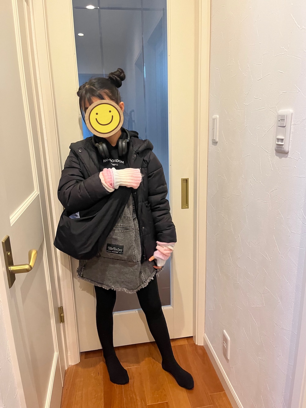 「おしゃれさんと繋がりたい」｜「ANAP GｉRLのデニム切替フーディーワンピース（ワンピース、ブラック系）」を使った、yukimaro1117さん（レディース・147cm）の春コーディネートの1枚目の写真