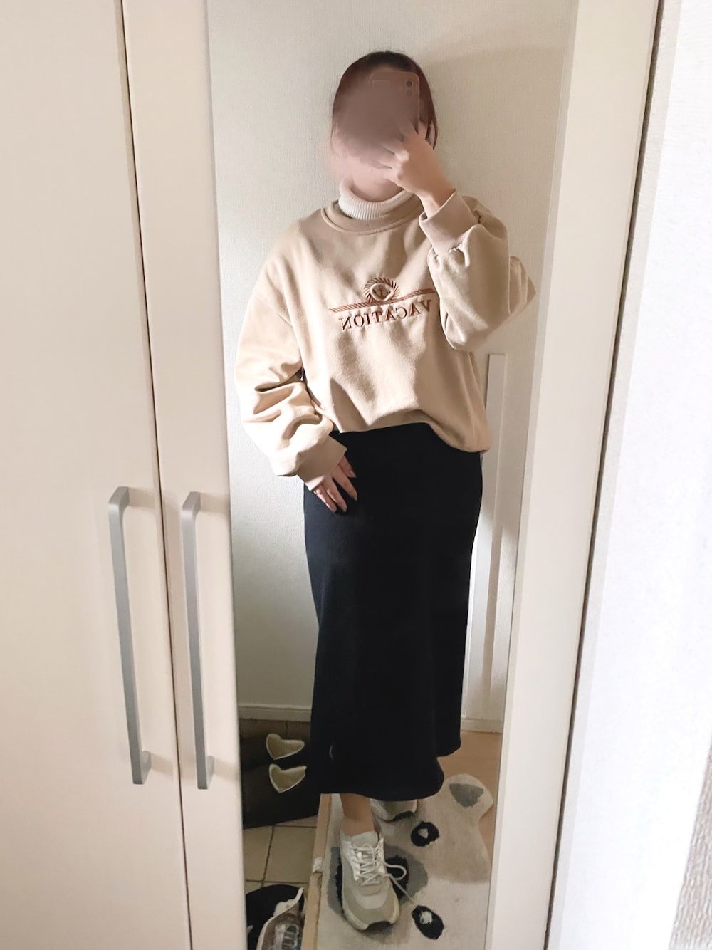 「ファッションを楽しもう、休日コーデ、大人女子、秋冬コーデ、ゆったりコーデ、ゆるコーデ、シンプルコーデ、オトナカワイイ、黒、スウェットコーデ、GU、shein、スニーカーコーデ、大人カジュアル、タイトスカート」｜「rpsのリブタートルニットプルオーバー（ニット/セーター、ホワイト系）」を使った、mooさん（レディース・159cm）の秋コーディネートの1枚目の写真
