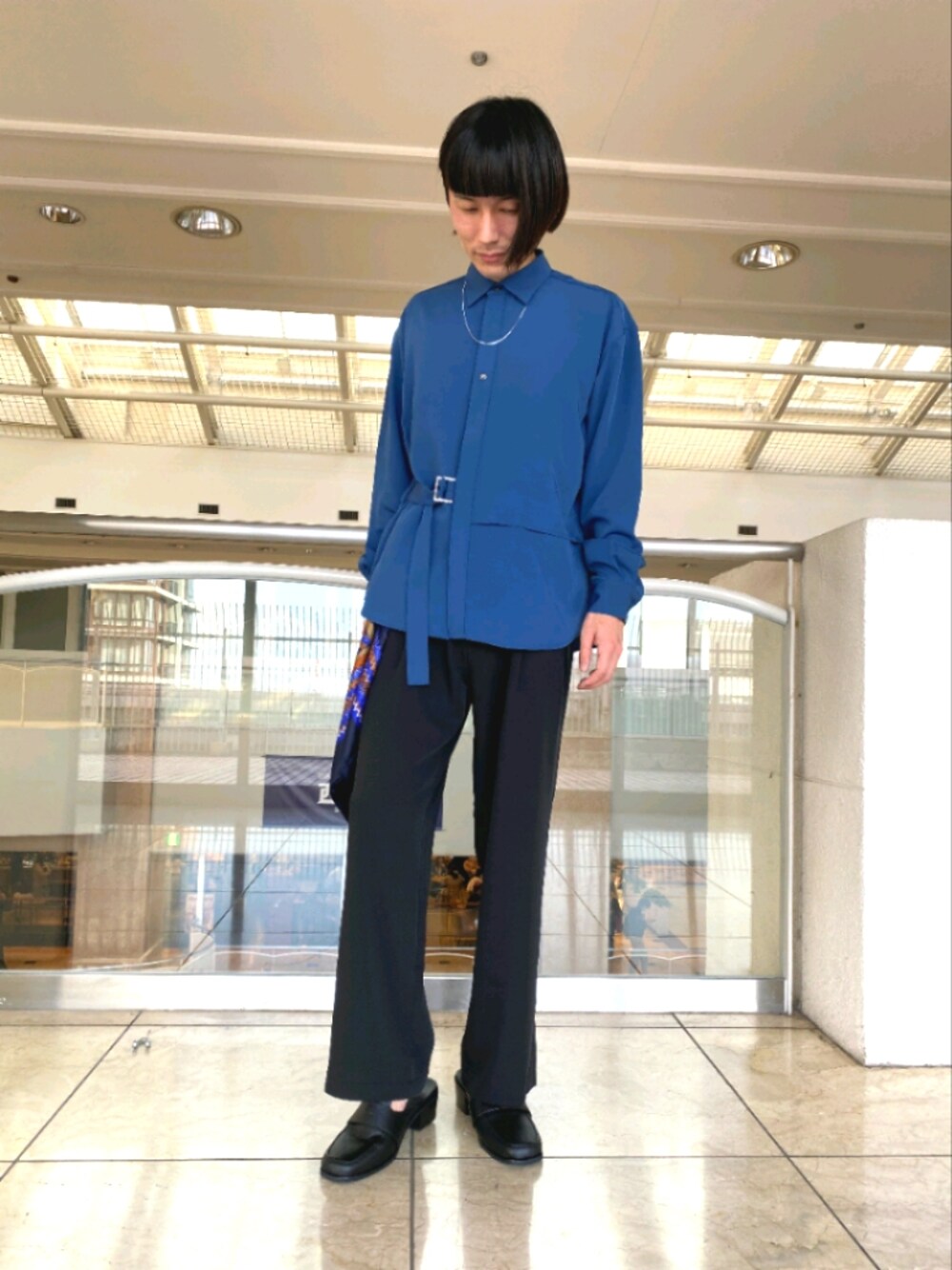 ブルー系のシャツ/ブラウス、ブラック系のその他パンツ、ブラック系のサンダルを着用したメンズの春コーディネートの1枚目の写真