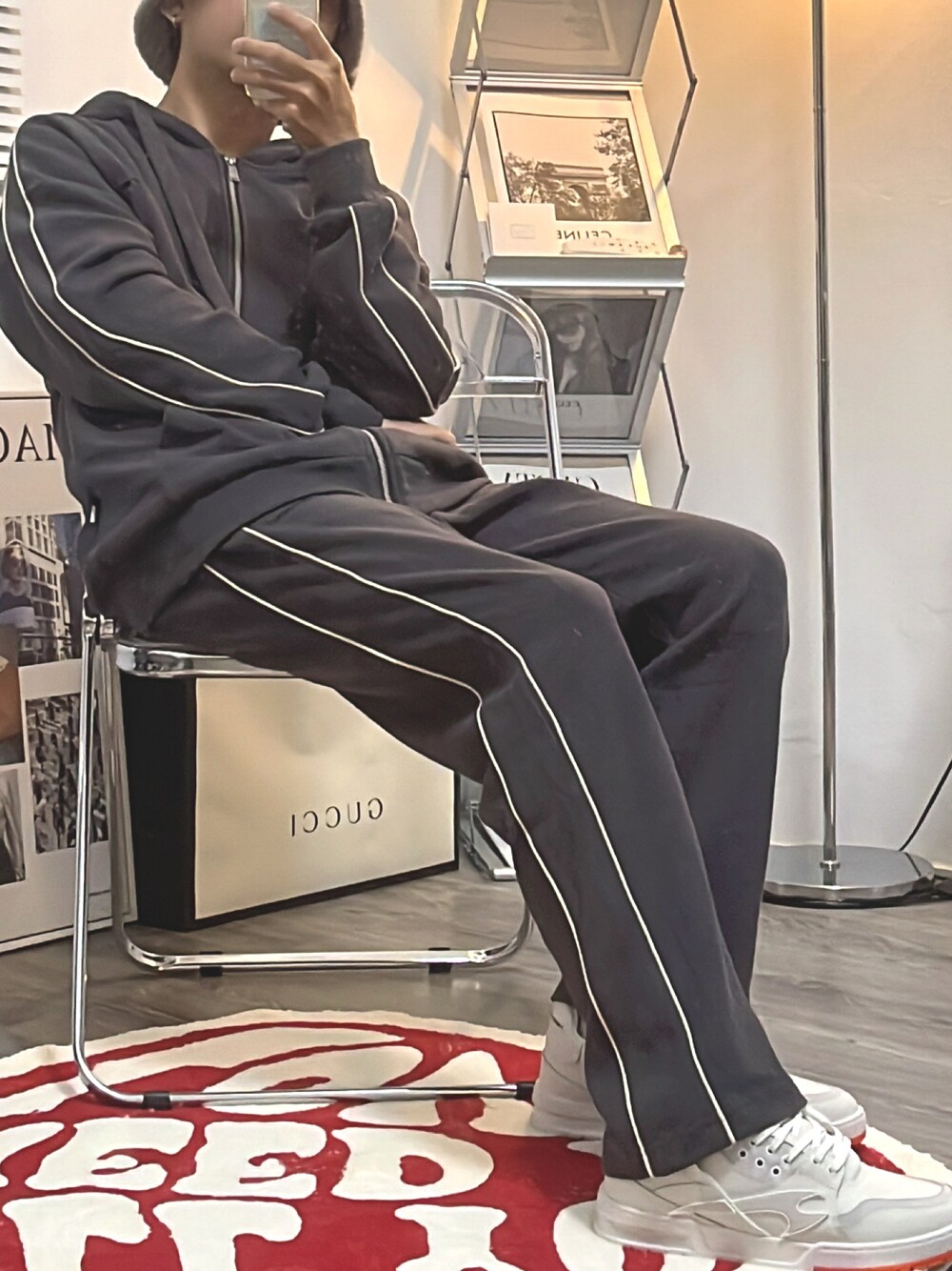 「Taiwan、Studio」｜「HARSH AND CRUELのアイテム（スニーカー、ホワイト系）」を使った、liesさん（メンズ・168cm）の秋コーディネートの1枚目の写真