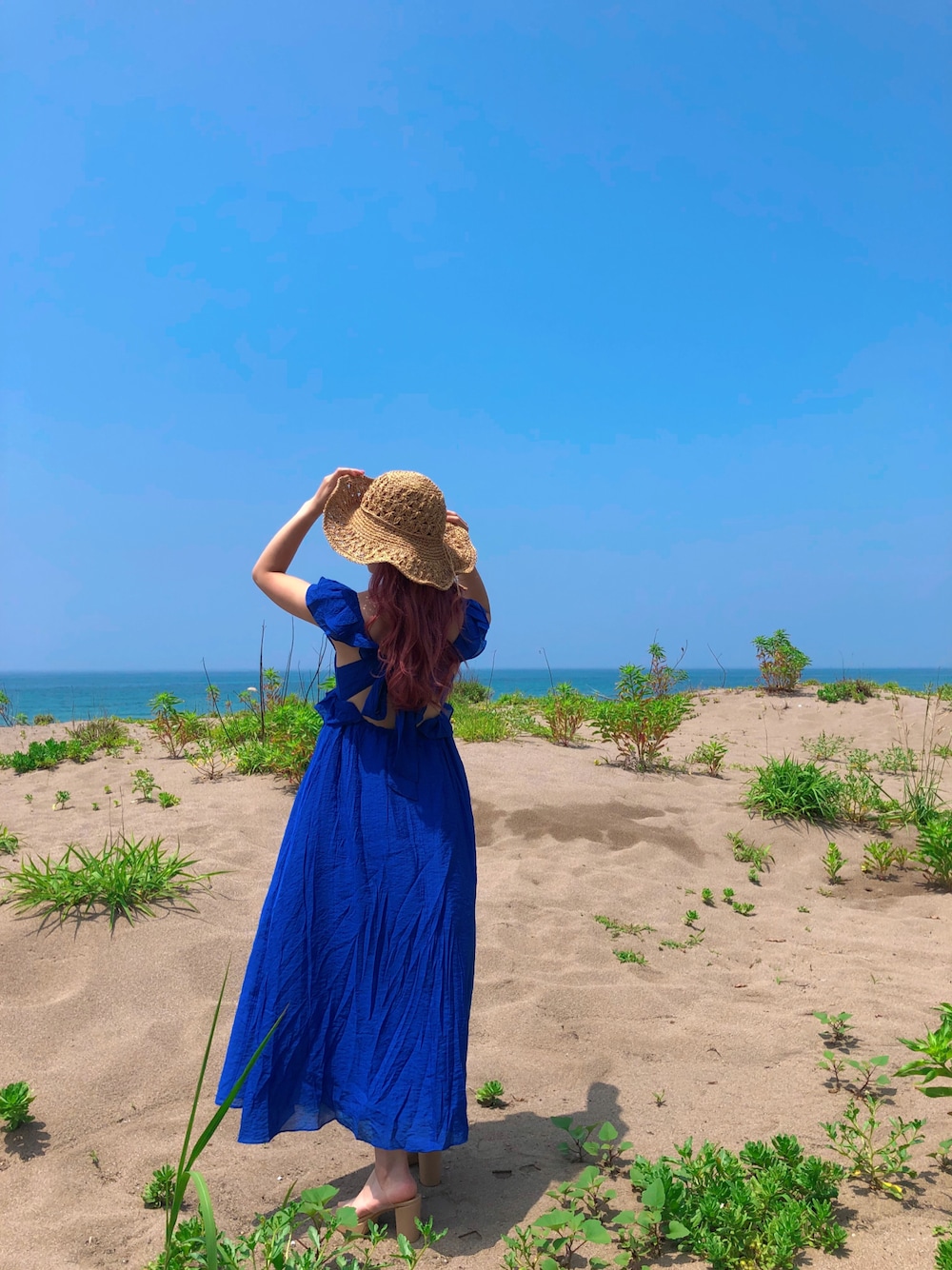 「ワンピースコーデ、佐渡島、夏、リゾートスタイル、海コーデ、ブルーコーデ、ピンクヘアー、麦わら帽子、ロングワンピース、エイチアンドエム、ワンピーススタイル、旅行コーデ、旅行、夏休み、大学生コーデ」｜「aimohaのアイテム（ハット、ブラウン系）」を使った、𝐌𝐞𝐠𝐮𝐦𝐢🌺芽 来 実さん（レディース・156cm）の夏コーディネートの1枚目の写真
