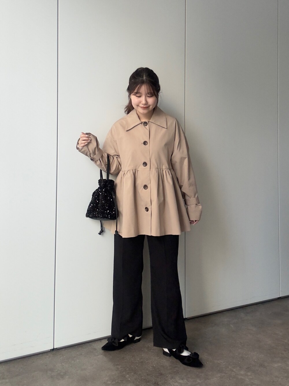 「prose verseのスパンコール巾着ショルダーバッグ（ショルダーバッグ、ブラック系）」を使った、MIOさん（レディース・158cm）の冬コーディネートの1枚目の写真