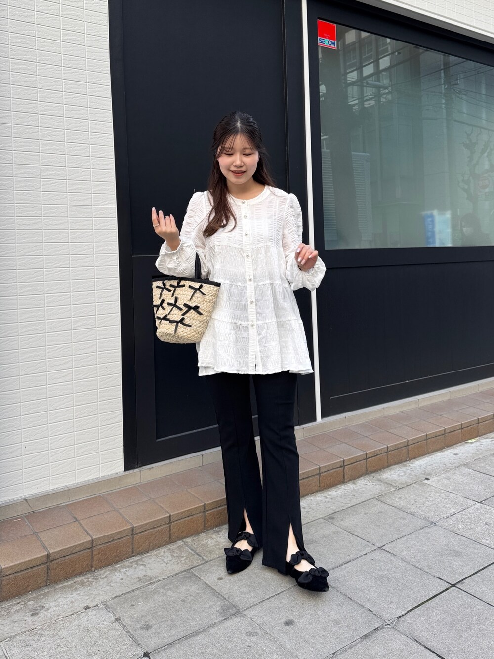 ブラック系のその他パンツ、ブラック系のパンプス、ホワイト系のシャツ/ブラウスを着用したレディースの春コーディネートの1枚目の写真