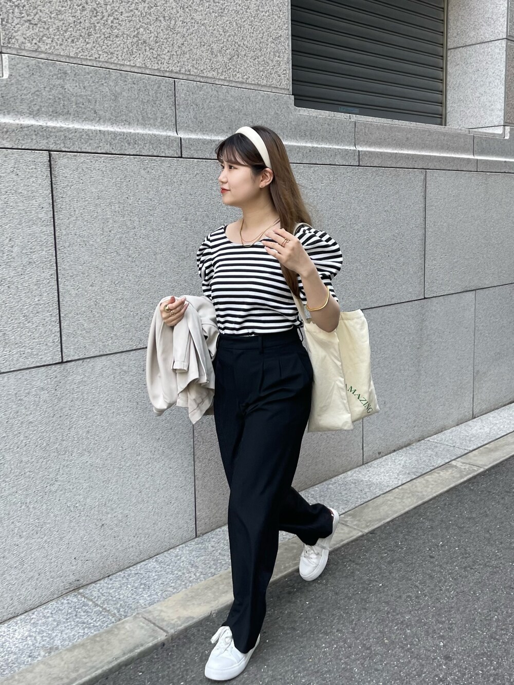ホワイト系のTシャツ/カットソー、ゴールド系のネックレス、ゴールド系のネックレスを着用したレディースの春コーディネートの1枚目の写真