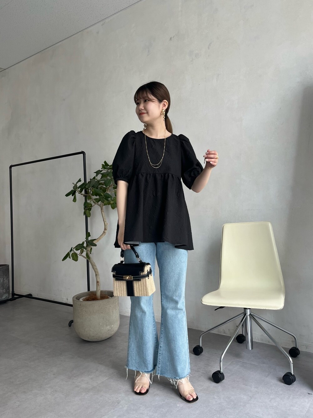 「休日スタイル、春コーデ、ボリューム袖、セットアップ、モード、ぺプラムトップス、プチプラ、シンプルコーデ、デニム、デニムパンツ、フレアパンツ」｜「prose verseの2連レイヤードネックレス（ネックレス、ゴールド系）」を使った、MIOさん（レディース・158cm）の春コーディネートの1枚目の写真
