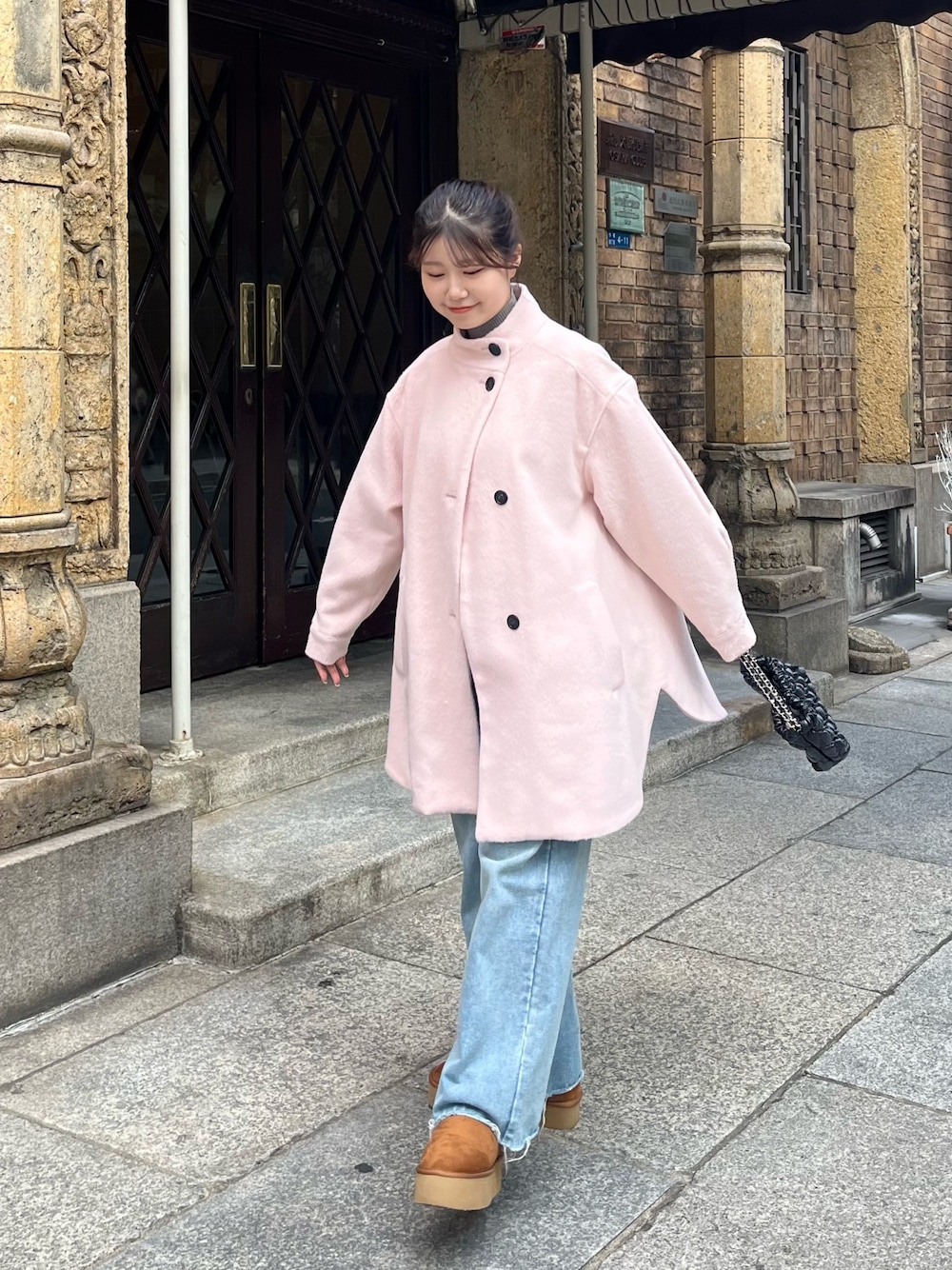 「タートルネック、ブーツ、韓国ファッション、冬アウター、休日スタイル、クリスマスに着たい服、マイベストコーデ2023、お出かけコーデ、デニム、きれいめカジュアル、コート、ワイドパンツ、ワイドデニム、ムートンブーツ」｜「prose verseのフレアスリーブハイネックニット（ニット/セーター、グレー系）」を使った、MIOさん（レディース・158cm）の冬コーディネートの1枚目の写真