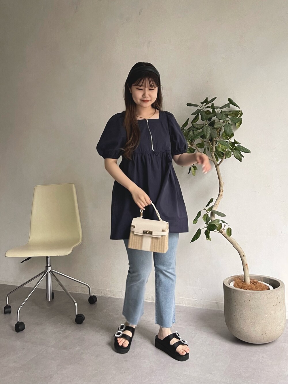ブラック系のサンダル、ブルー系のシャツ/ブラウス、ホワイト系のかごバッグを着用したレディースの春コーディネートの1枚目の写真